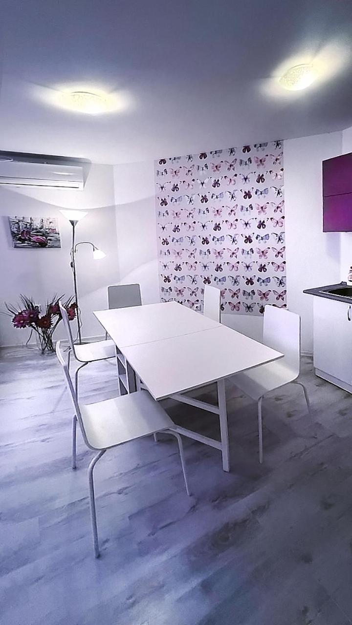 Private apartment with parking and pool