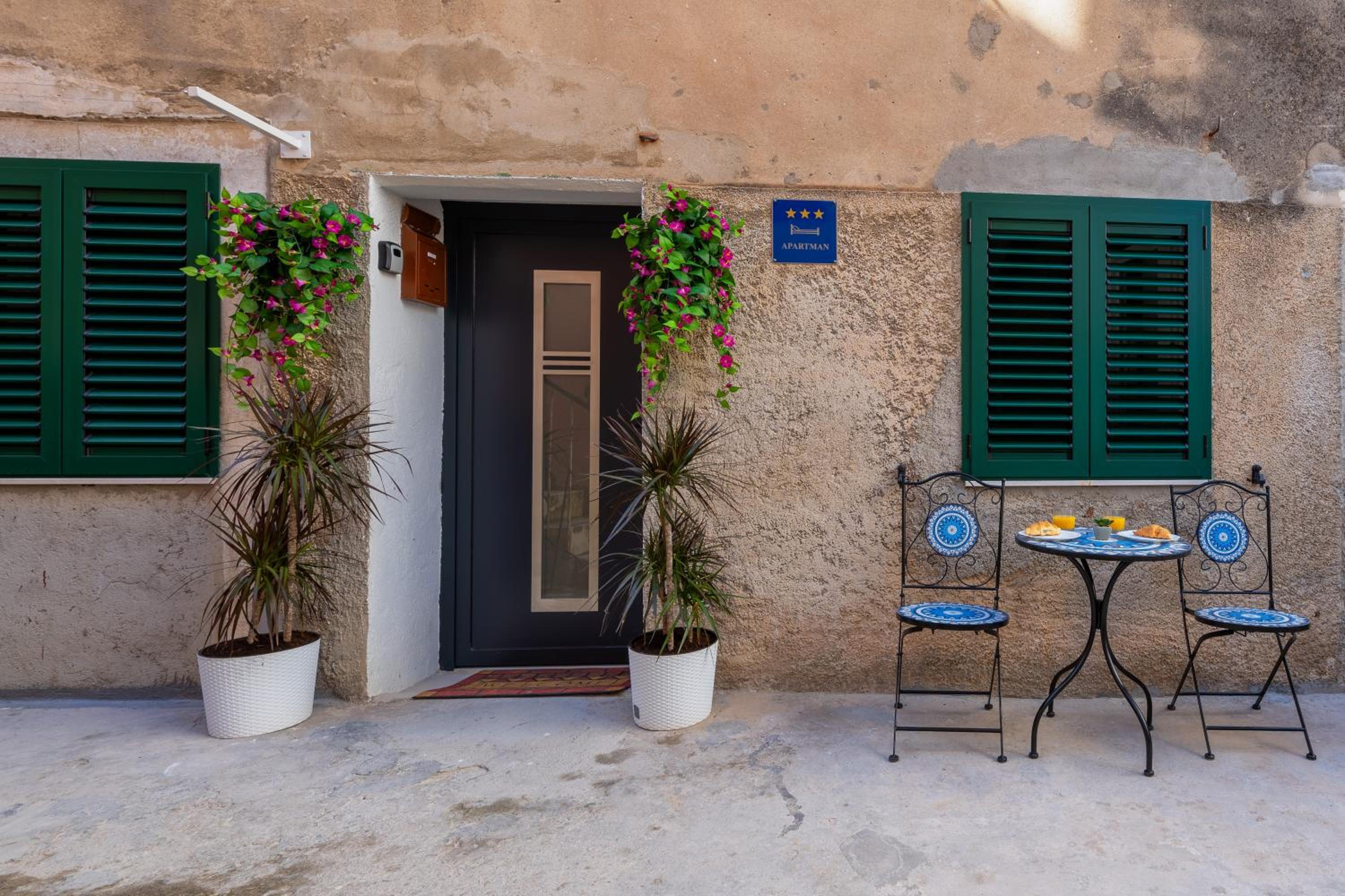 Bernard Deluxe Renovated Peaceful Old Town Gem view 3
