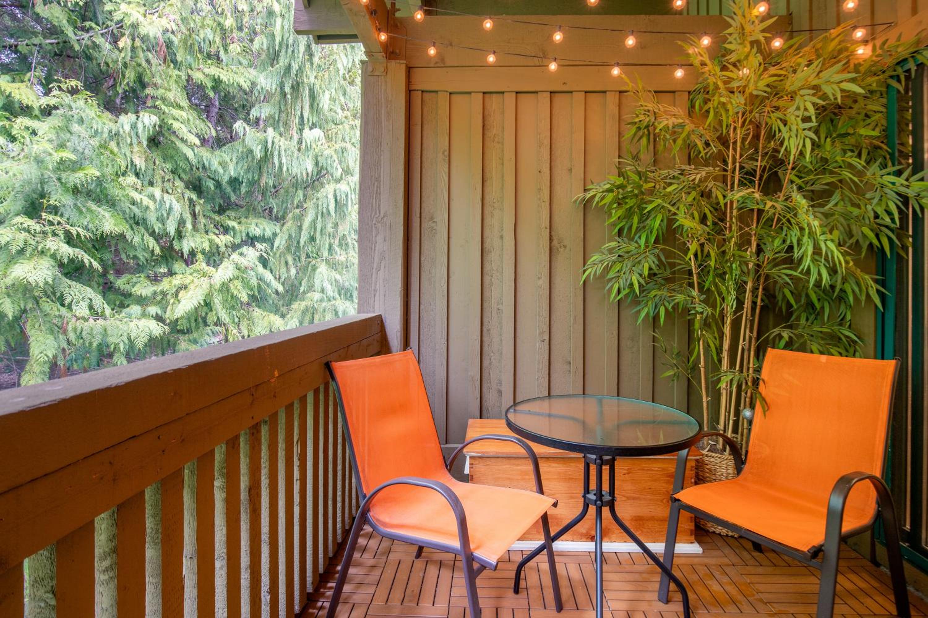 3BR in The Woods, Private Hot Tub, Wood Burning Fireplace, King Ensuite, Private Garage