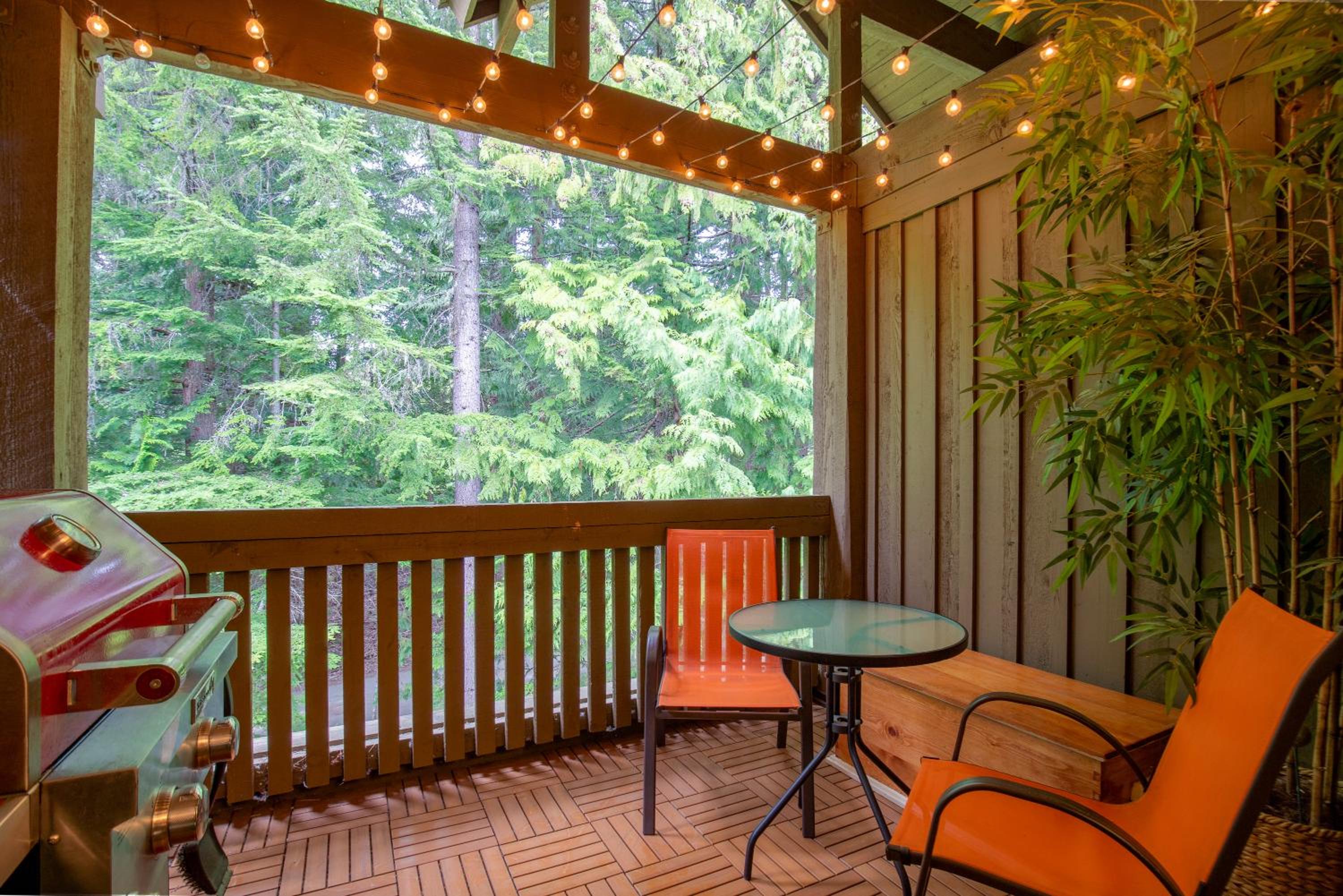 3BR in The Woods, Private Hot Tub, Wood Burning Fireplace, King Ensuite, Private Garage