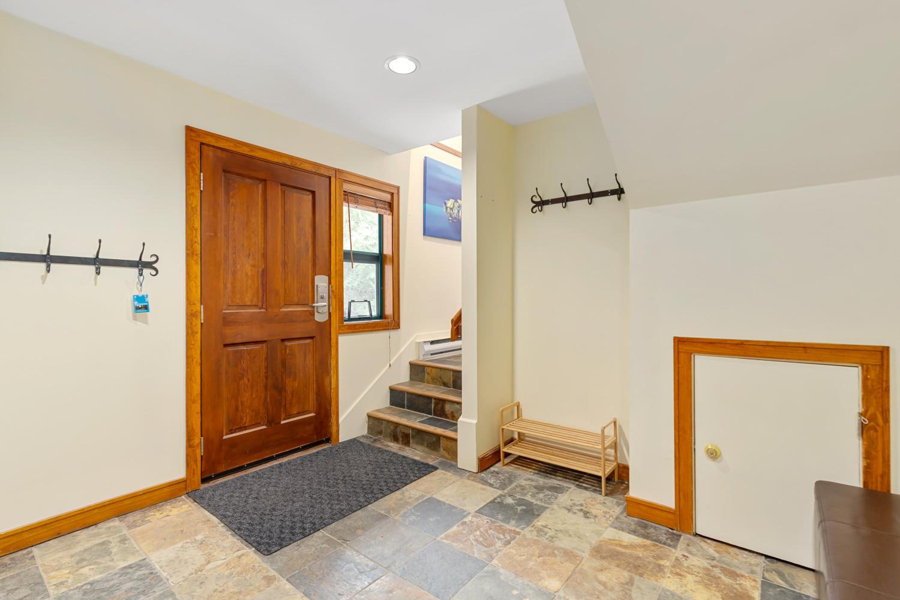 3BR in The Woods, Private Hot Tub, Wood Burning Fireplace, King Ensuite, Private Garage