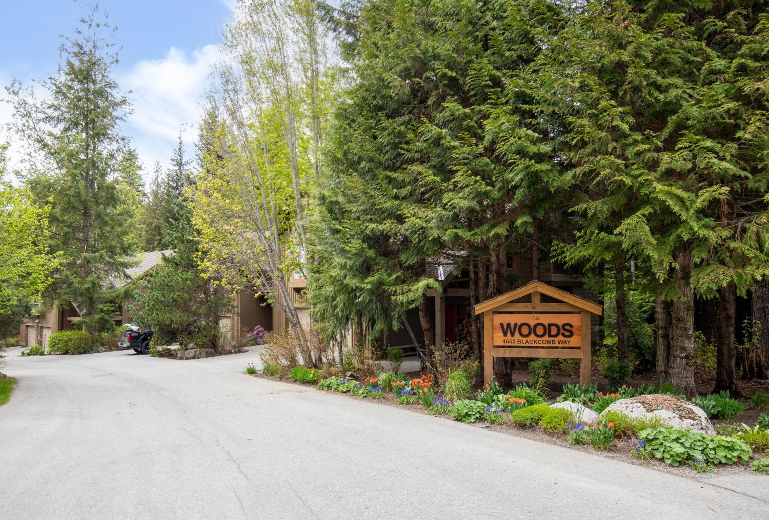 3BR in The Woods, Private Hot Tub, Wood Burning Fireplace, King Ensuite, Private Garage