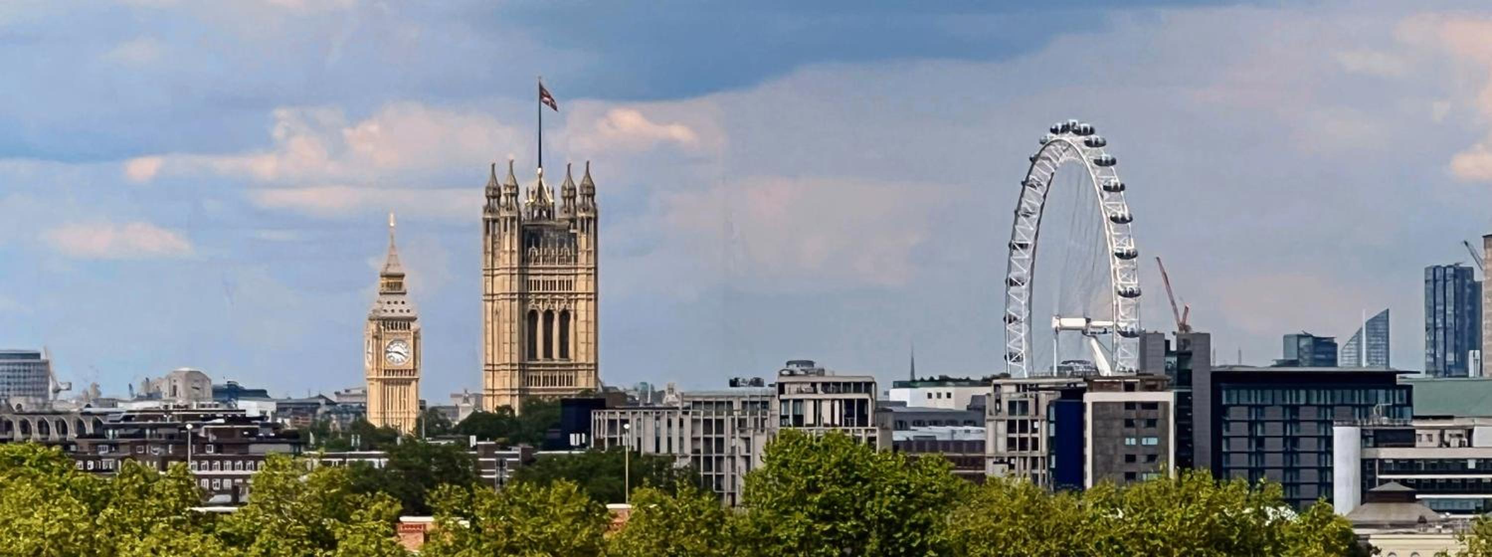 Central London Spectacular riverview two bedroom Luxury designer apartment-AC-Parking-WIFI-2 bathrooms
