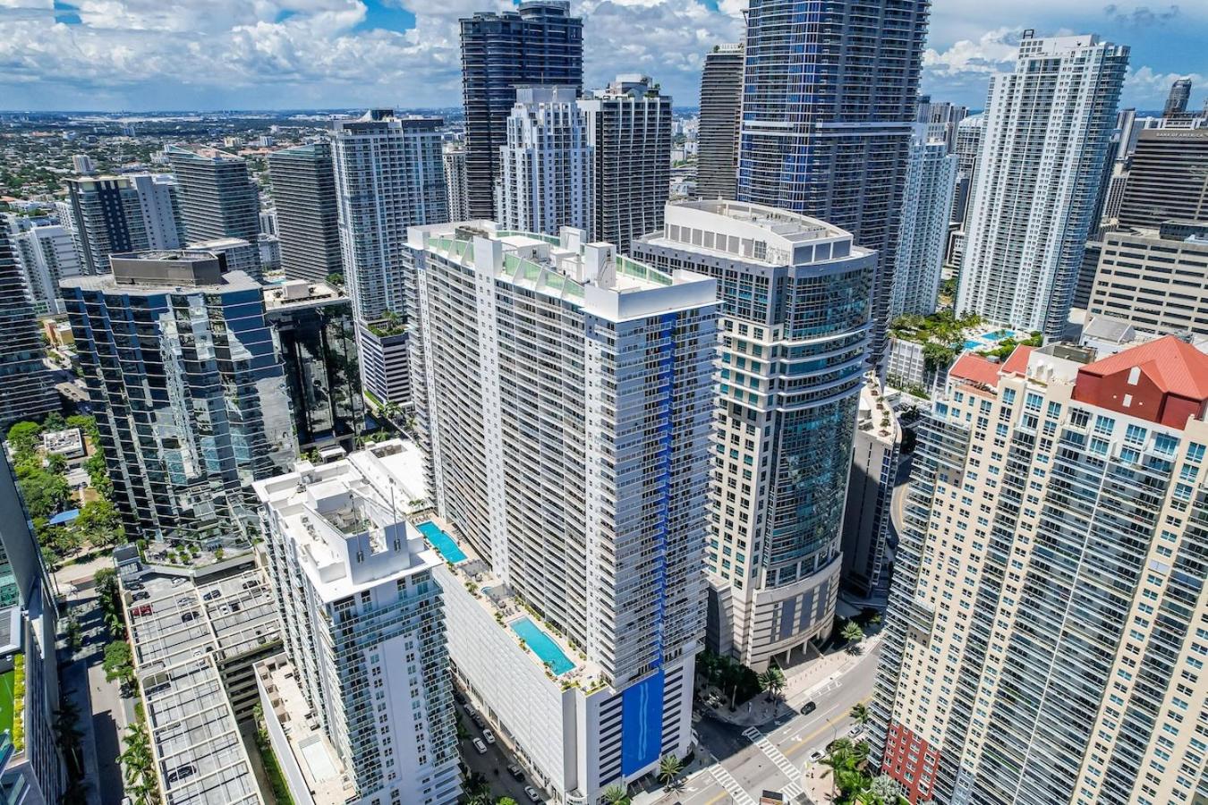 Brickell Key Gem: Stylish 1-Bed W/ Free Parking