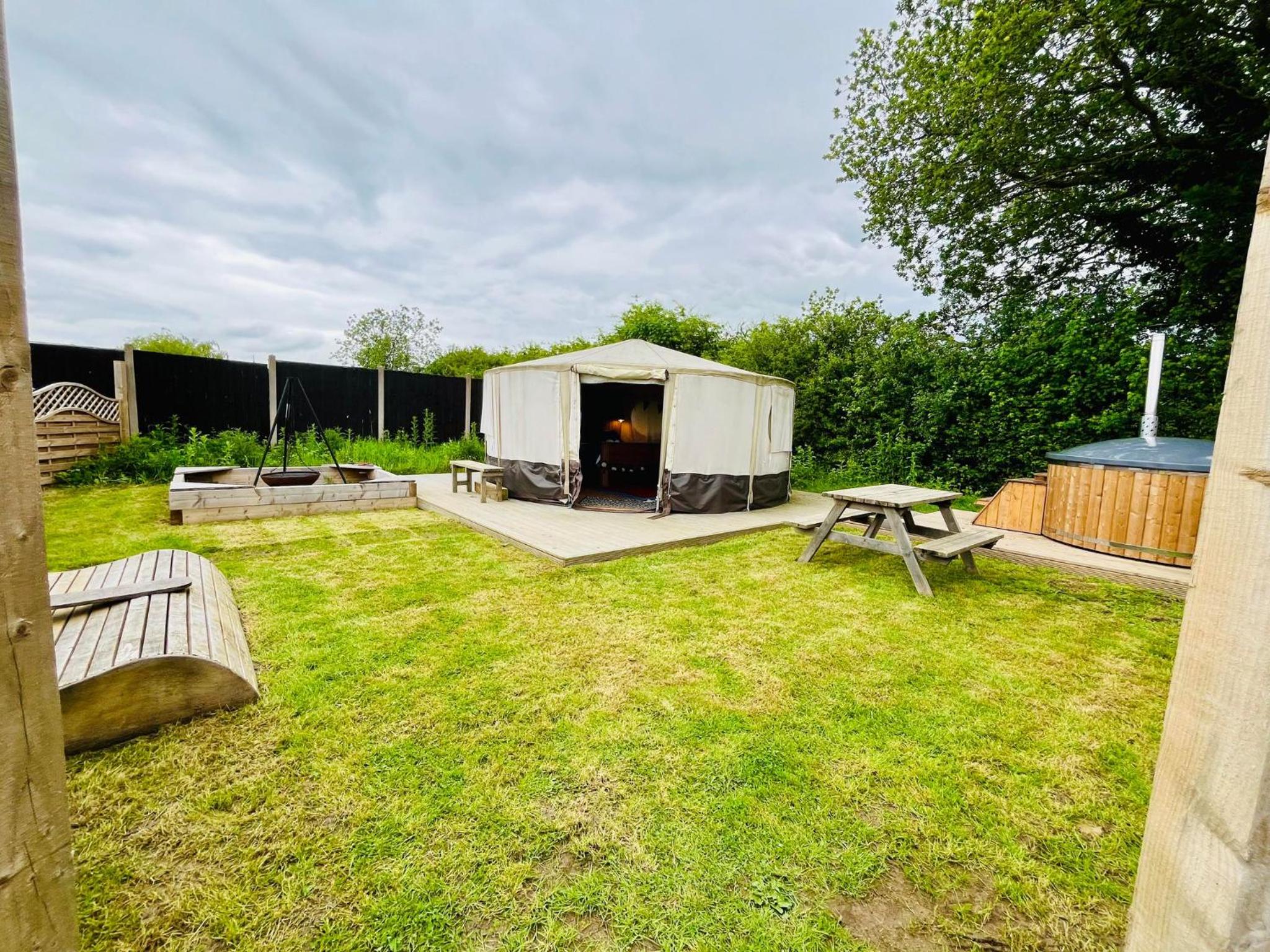 Hotel Between Rivers Camping @ The Old George Inn