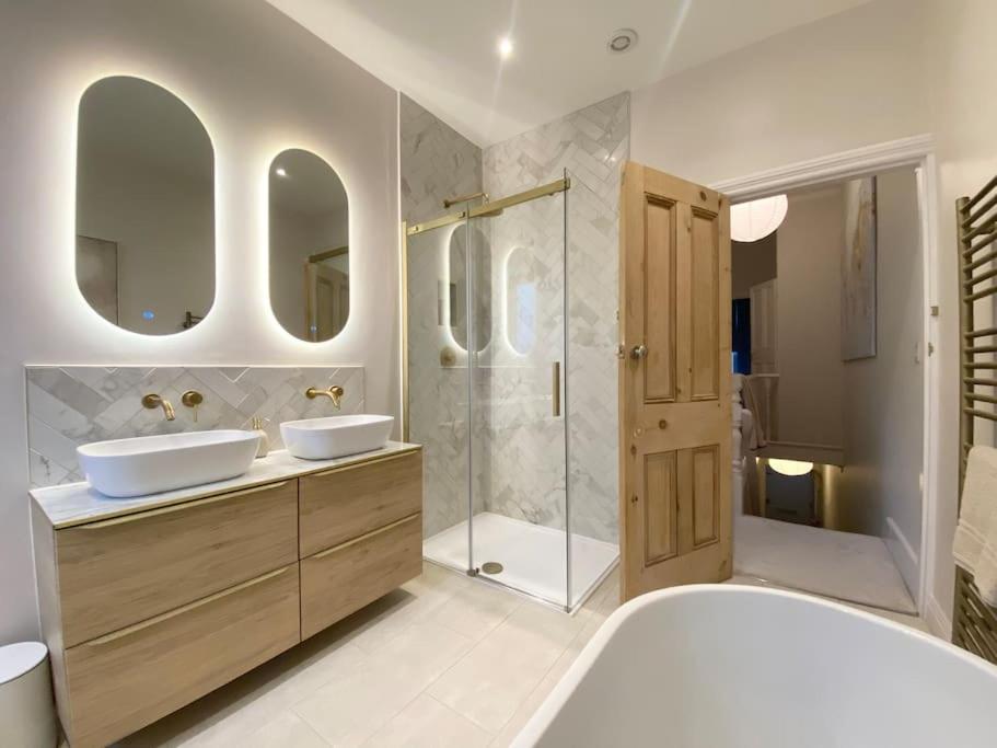 Beautiful Period York Property with free parking view 5