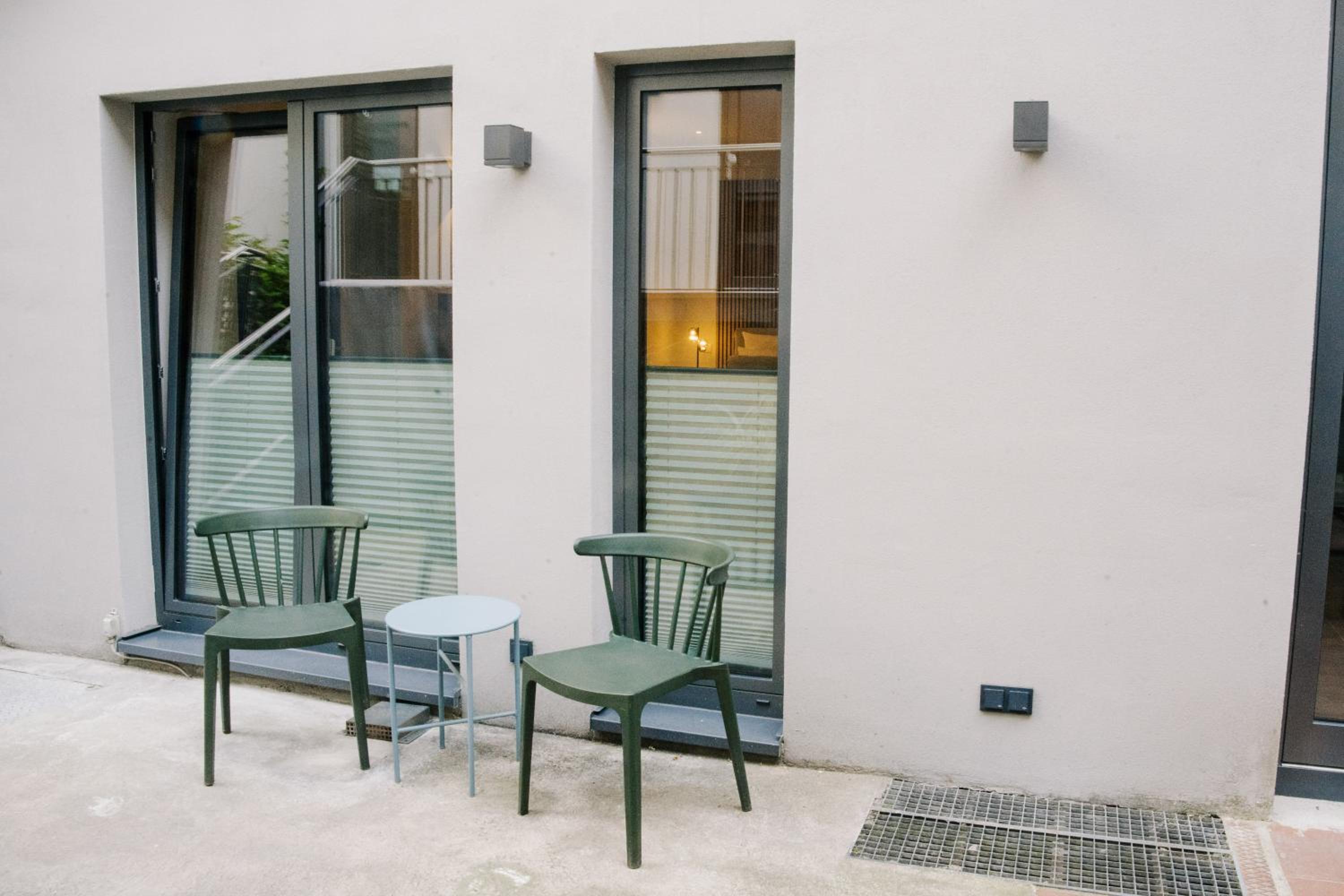 City-Studio im Innenhof mit Boxspring-Bett und Community-Raum