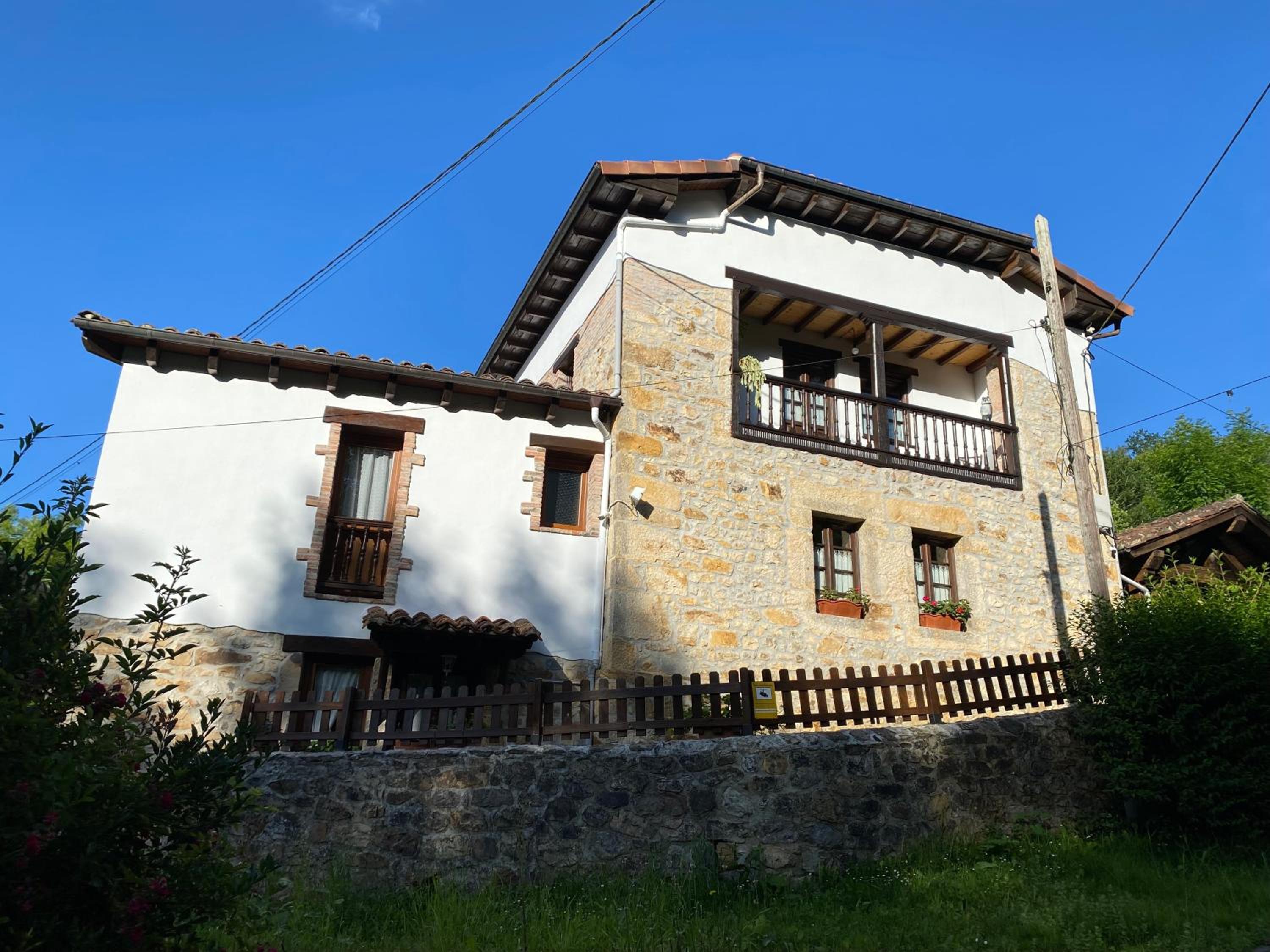 Apartamentos Rurales La Caviana