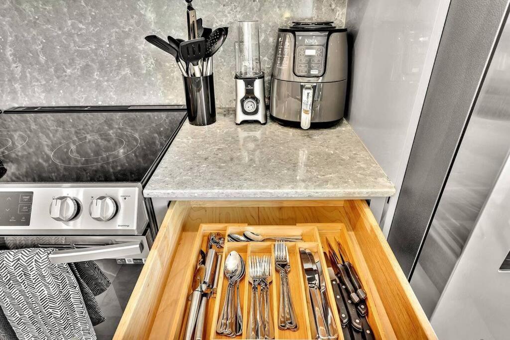 Modern Chic Fort Lauderdale Apartment Near FLL & Beach view 3