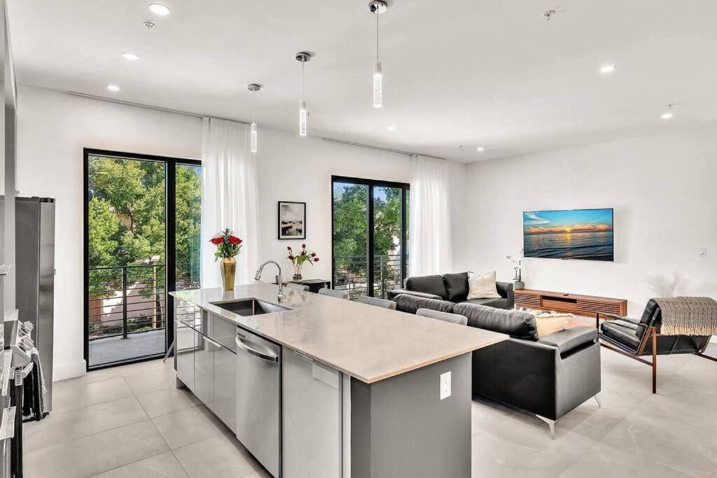 Modern Chic Fort Lauderdale Apartment Near FLL & Beach view 4
