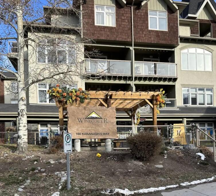 W463 Canmore 2BD 2BT, AC, MT view, Central Location