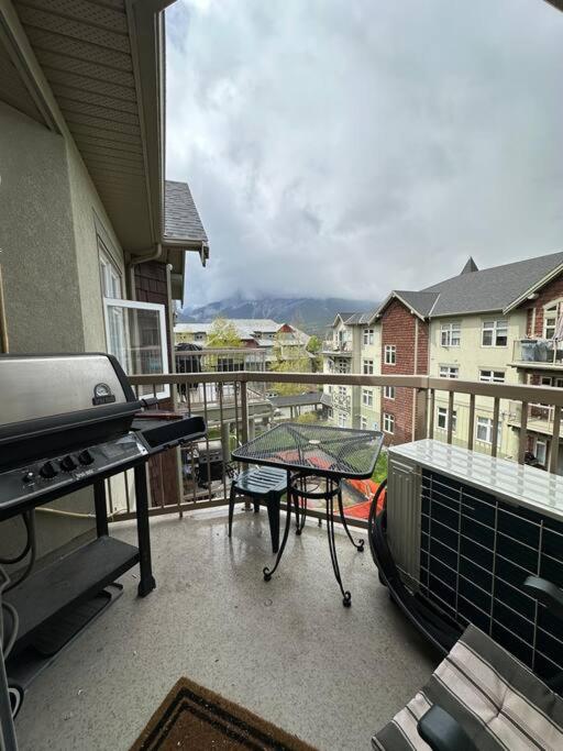 W463 Canmore 2BD 2BT, AC, MT view, Central Location