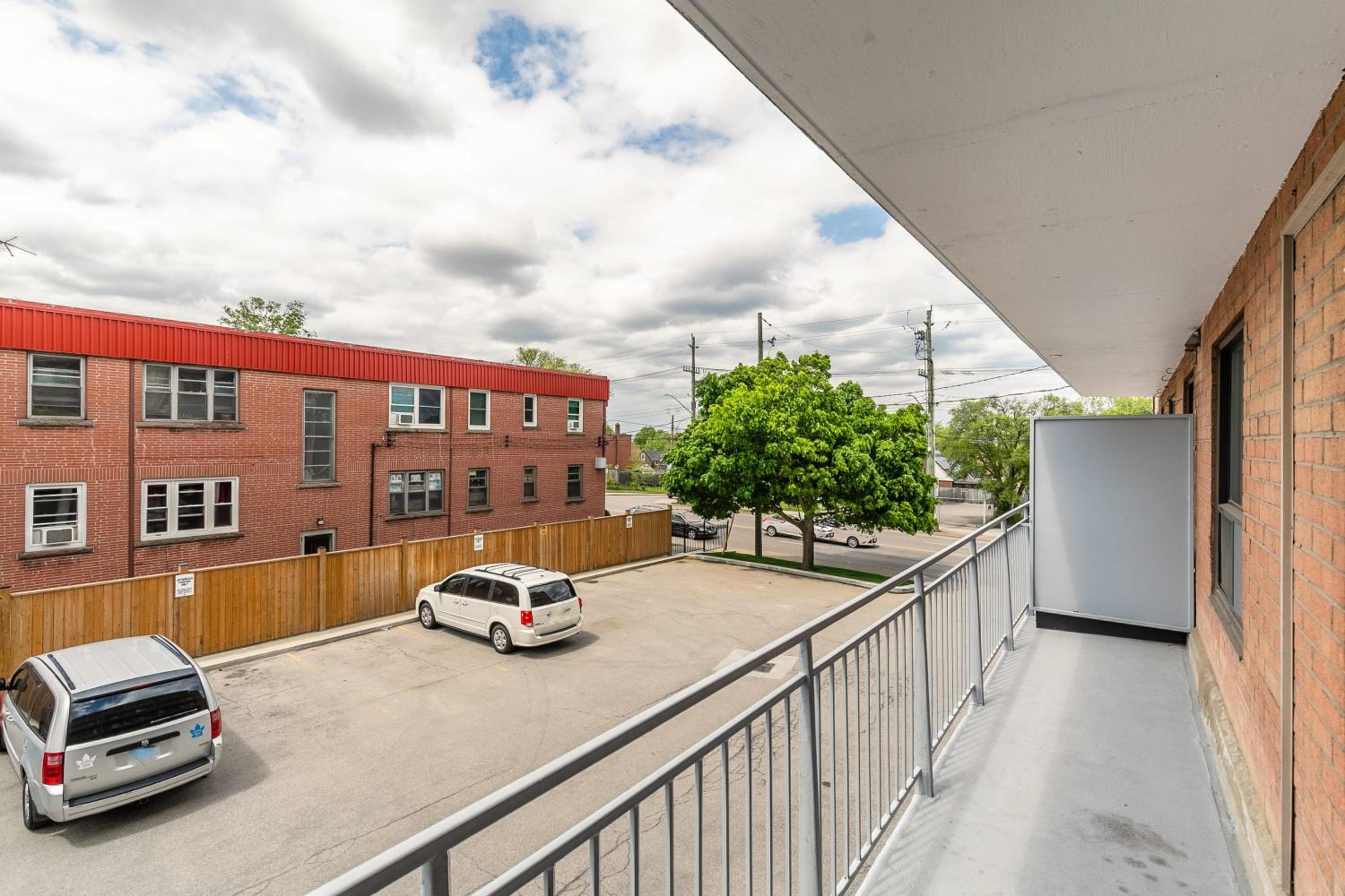 Glenview West Apartment with Patio - Near Downtown