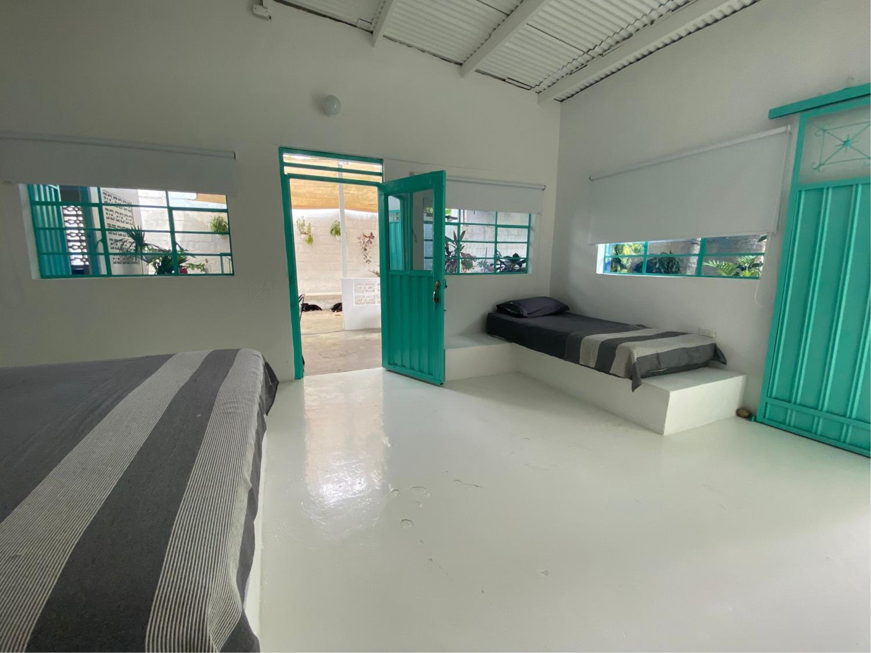 Habitación king 3 personas, casa compartida en Casa Menta