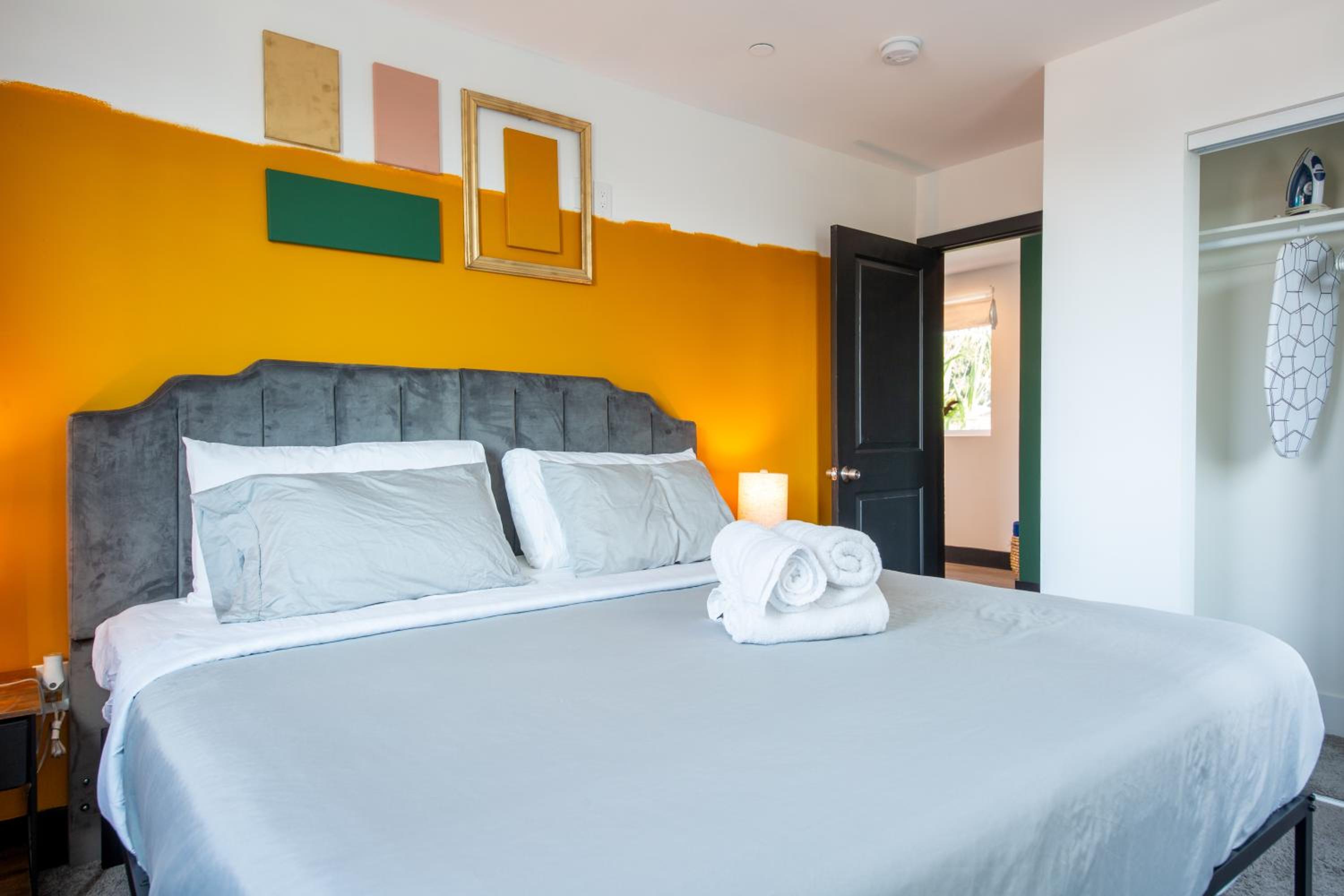 Spacious Luxury Villas in the heart of LA! Free parking and Jacuzzi