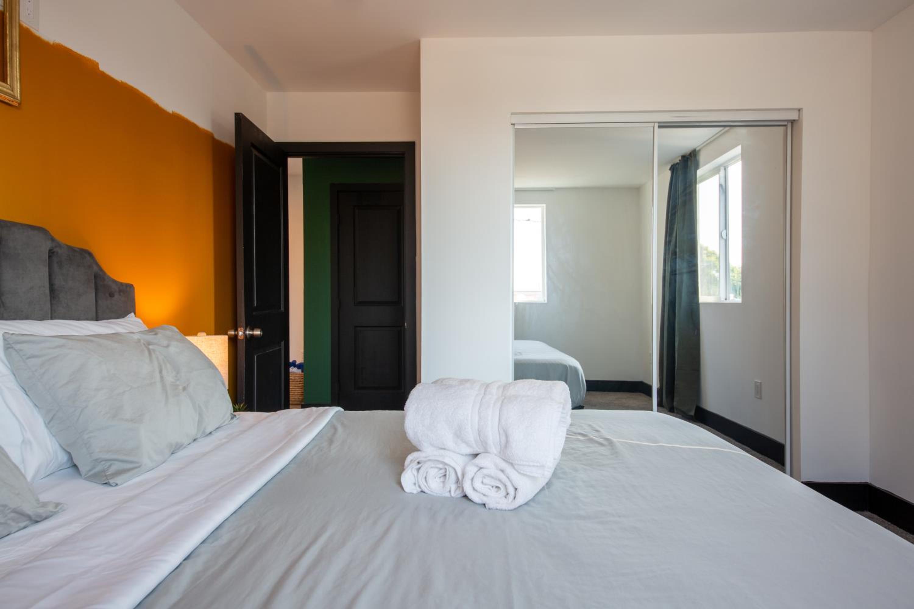 Spacious Luxury Villas in the heart of LA! Free parking and Jacuzzi
