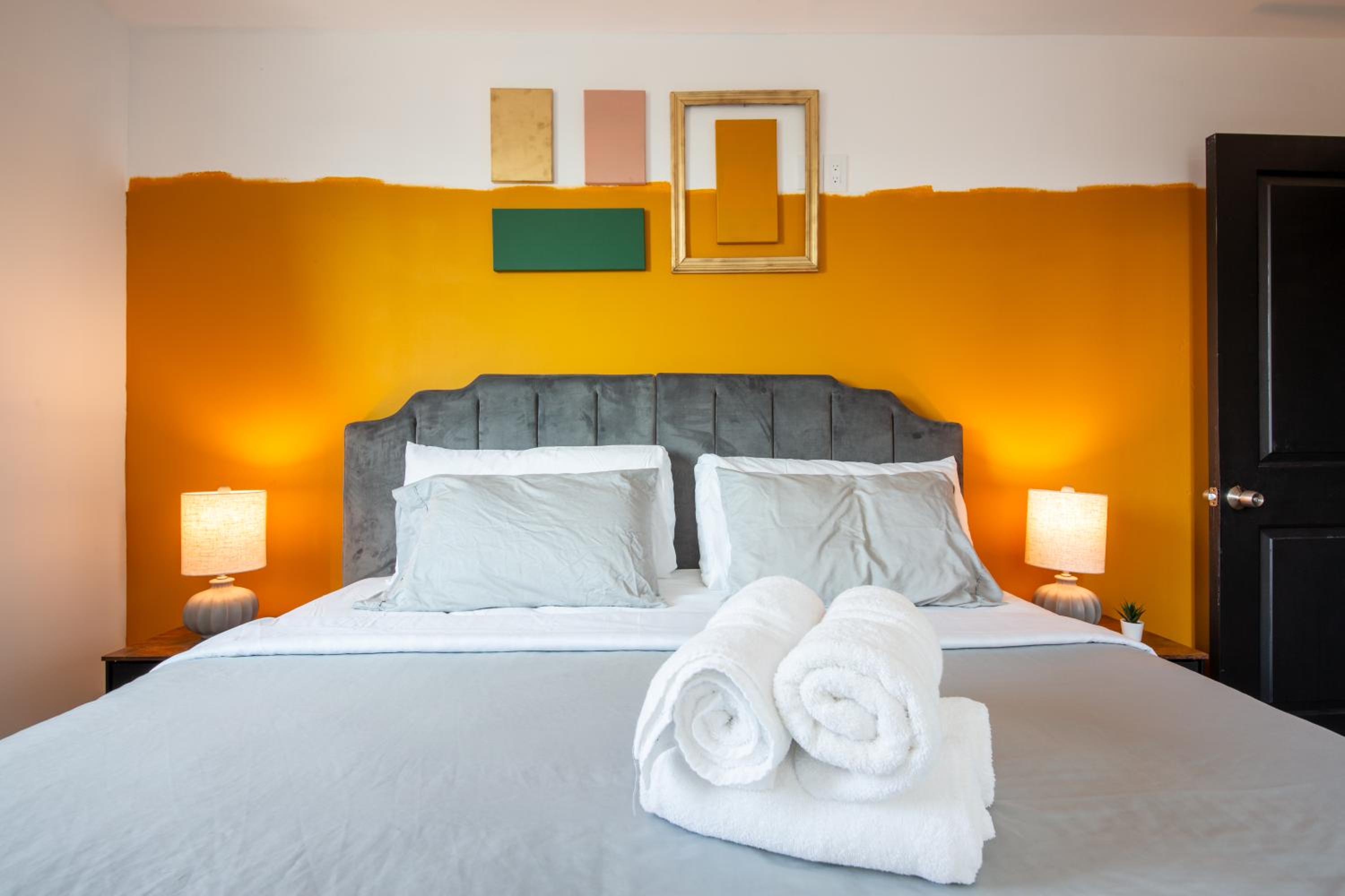 Spacious Luxury Villas in the heart of LA! Free parking and Jacuzzi