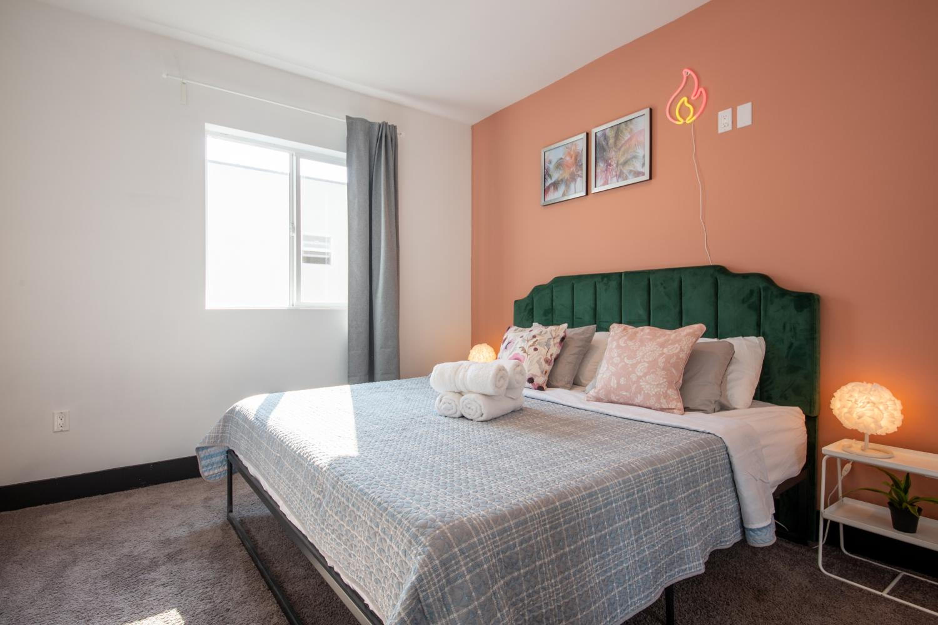 Spacious Luxury Villas in the heart of LA! Free parking and Jacuzzi