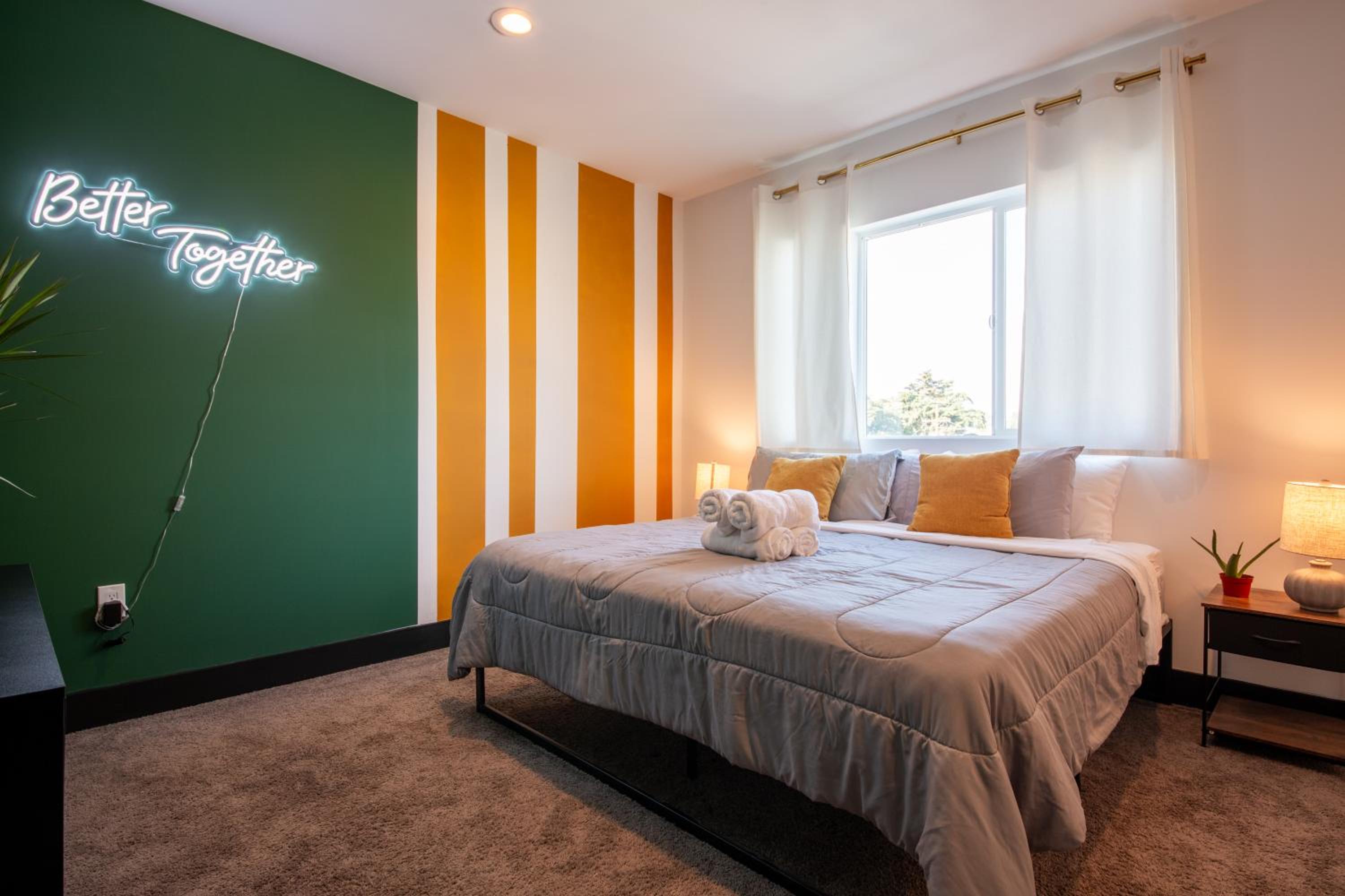 Spacious Luxury Villas in the heart of LA! Free parking and Jacuzzi