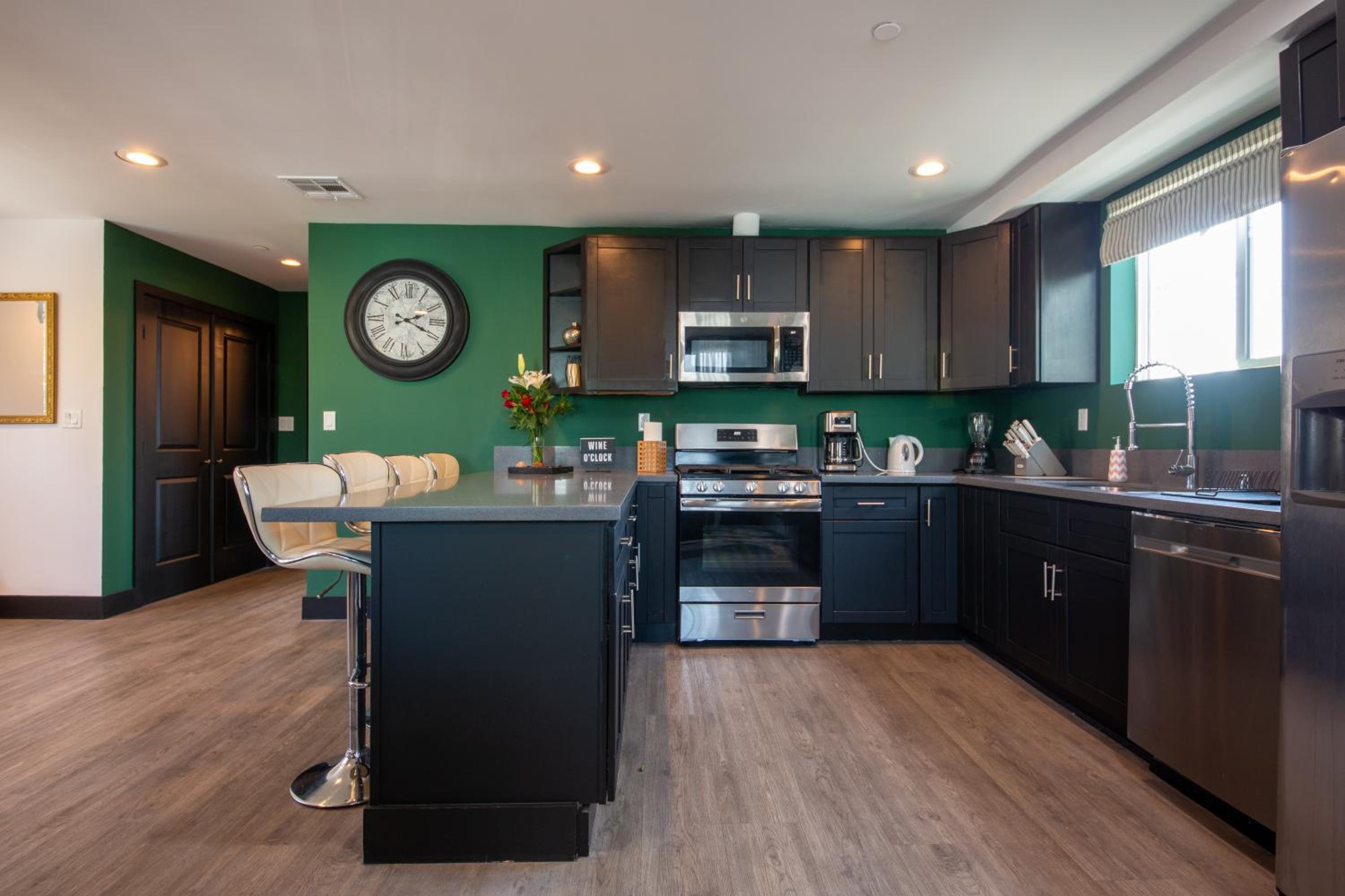 Spacious Luxury Villas in the heart of LA! Free parking and Jacuzzi