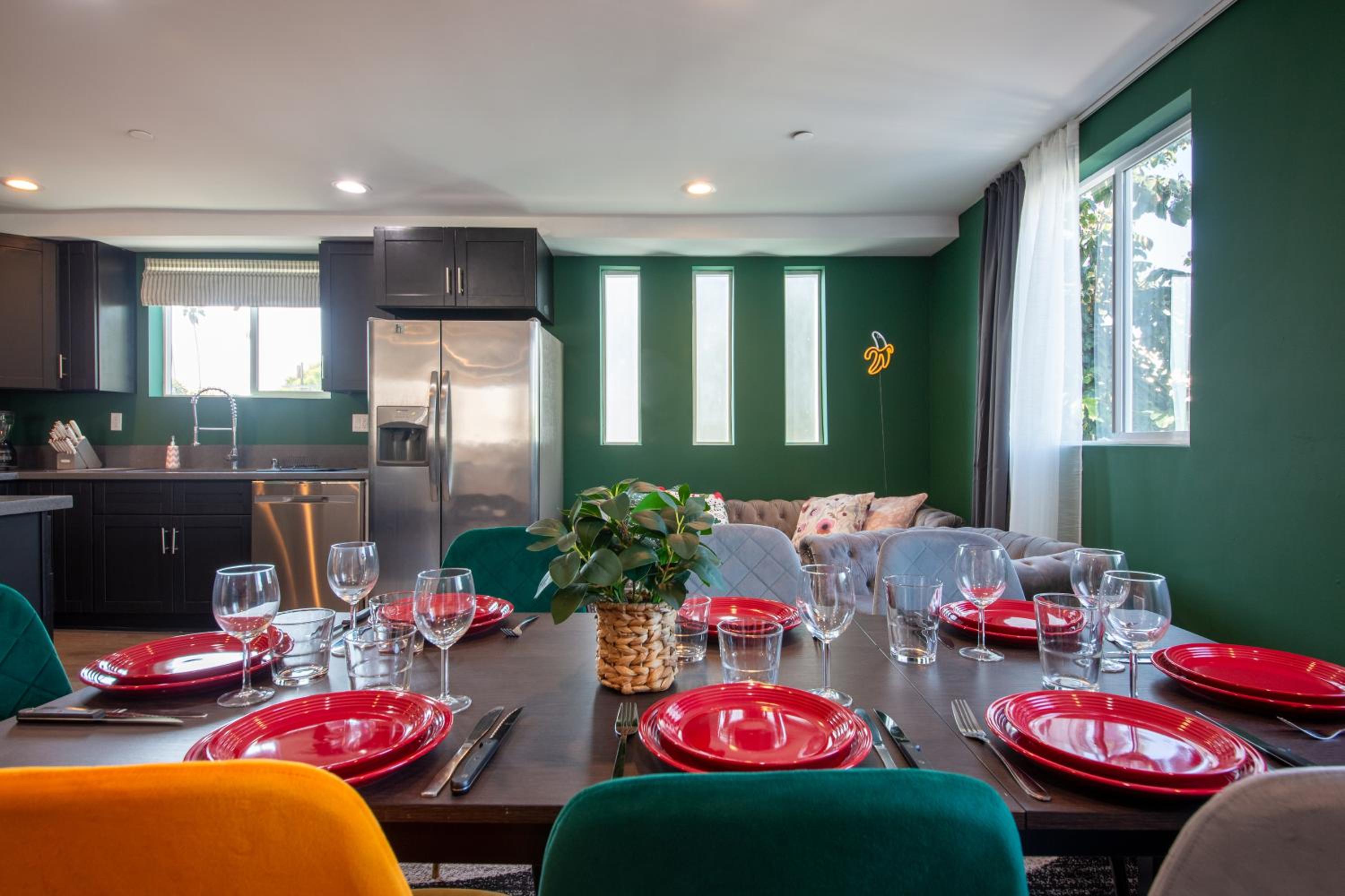 Spacious Luxury Villas in the heart of LA! Free parking and Jacuzzi