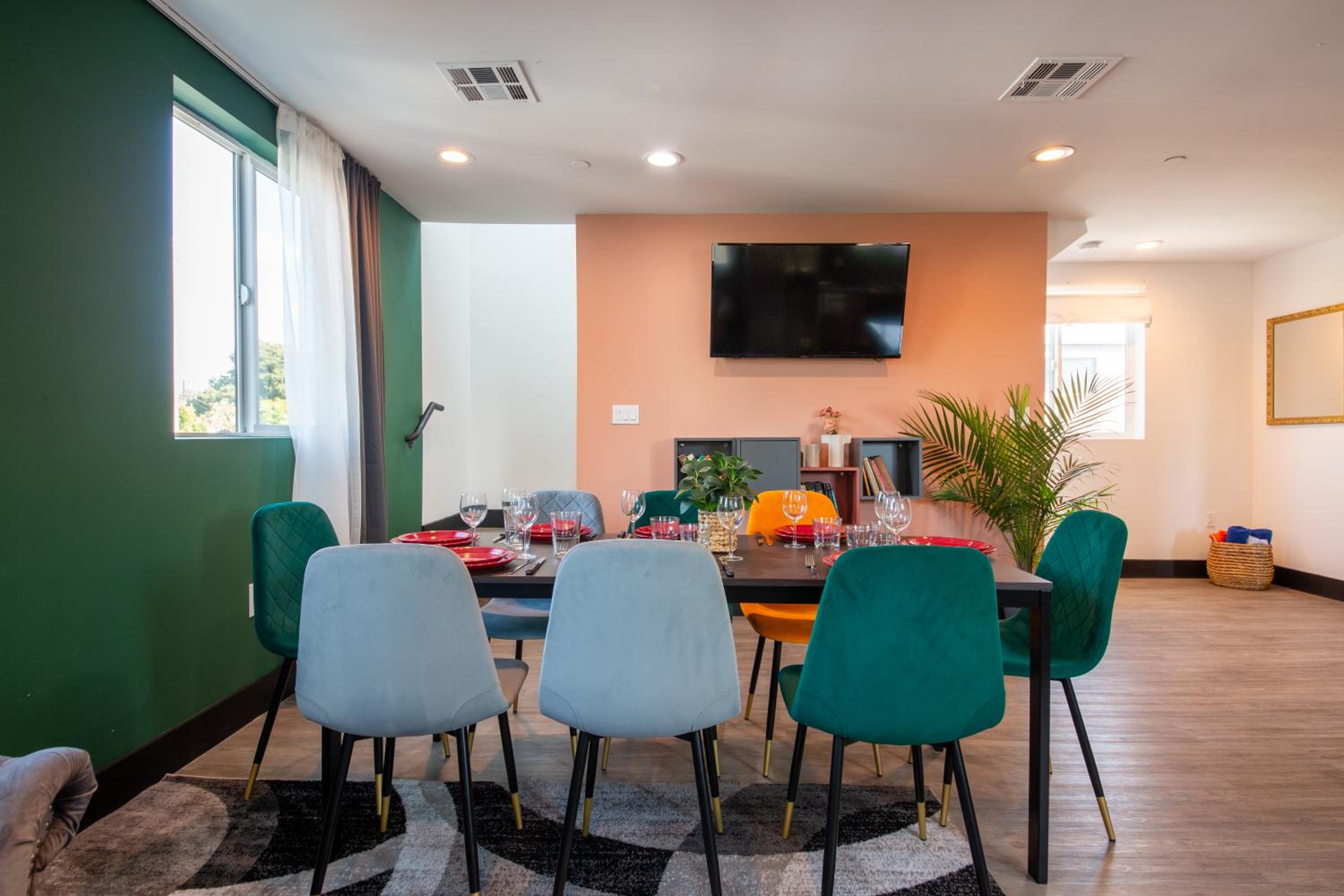 Spacious Luxury Villas in the heart of LA! Free parking and Jacuzzi