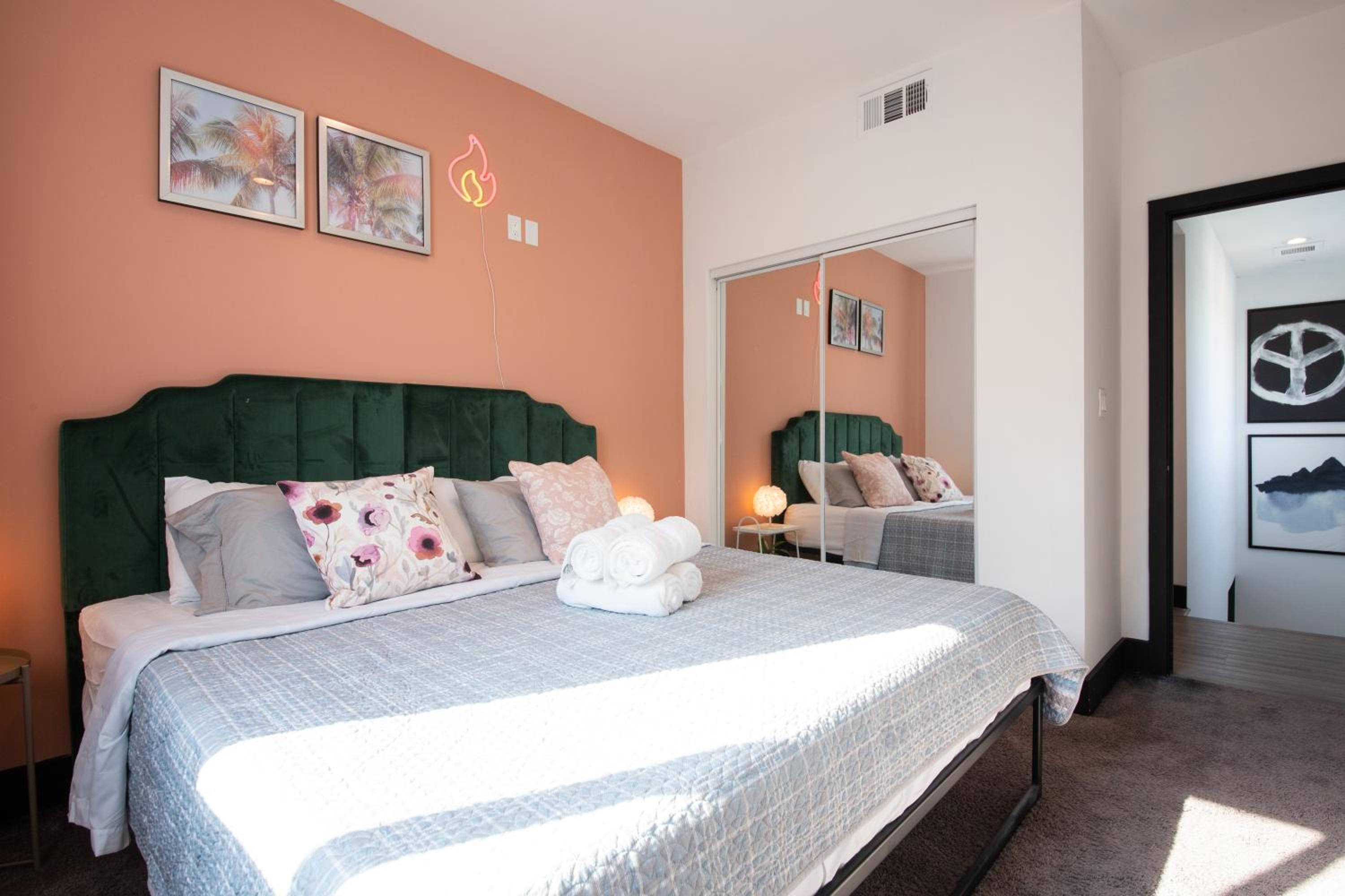 Spacious Luxury Villas in the heart of LA! Free parking and Jacuzzi