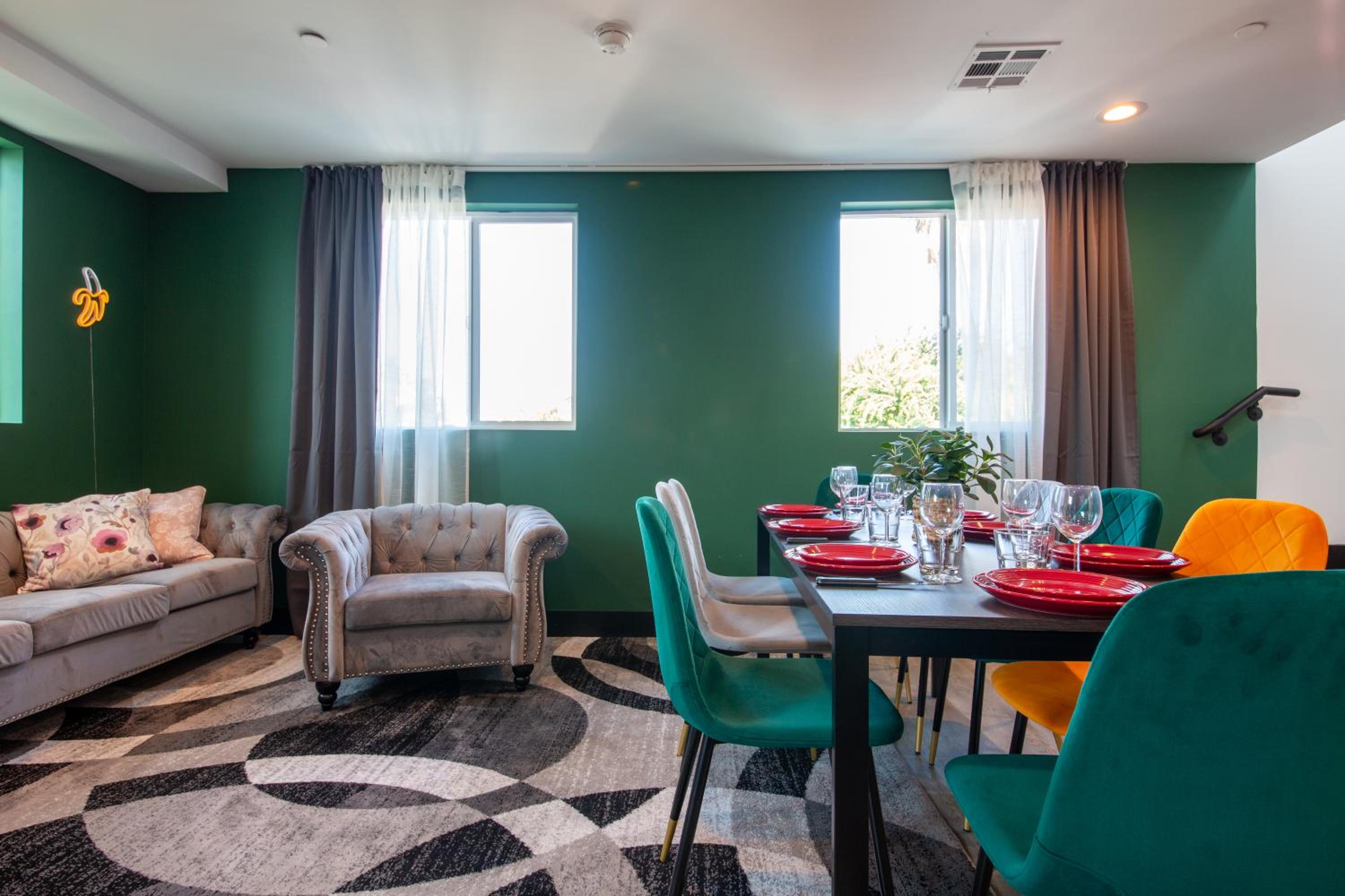 Spacious Luxury Villas in the heart of LA! Free parking and Jacuzzi