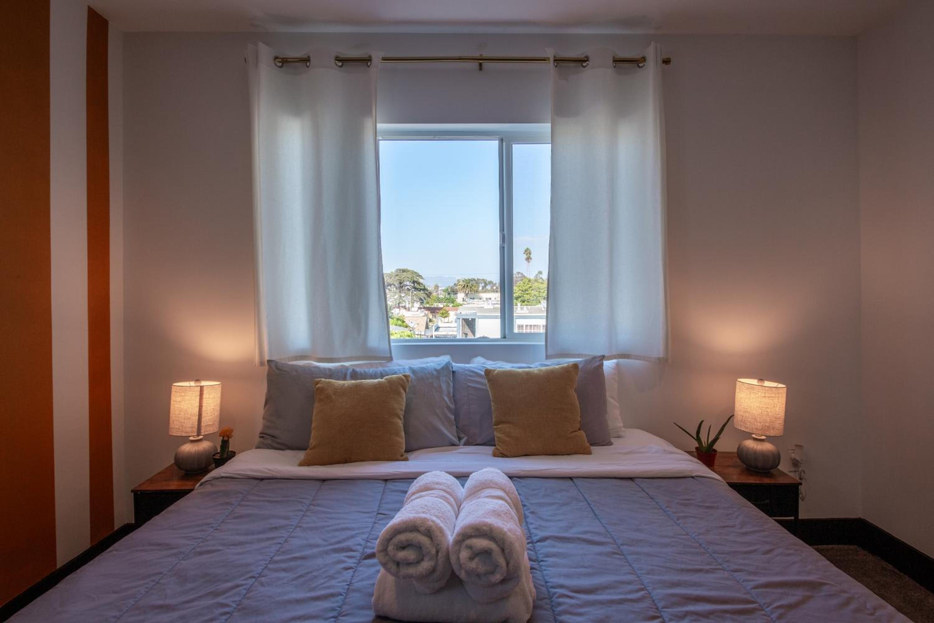 Spacious Luxury Villas in the heart of LA! Free parking and Jacuzzi