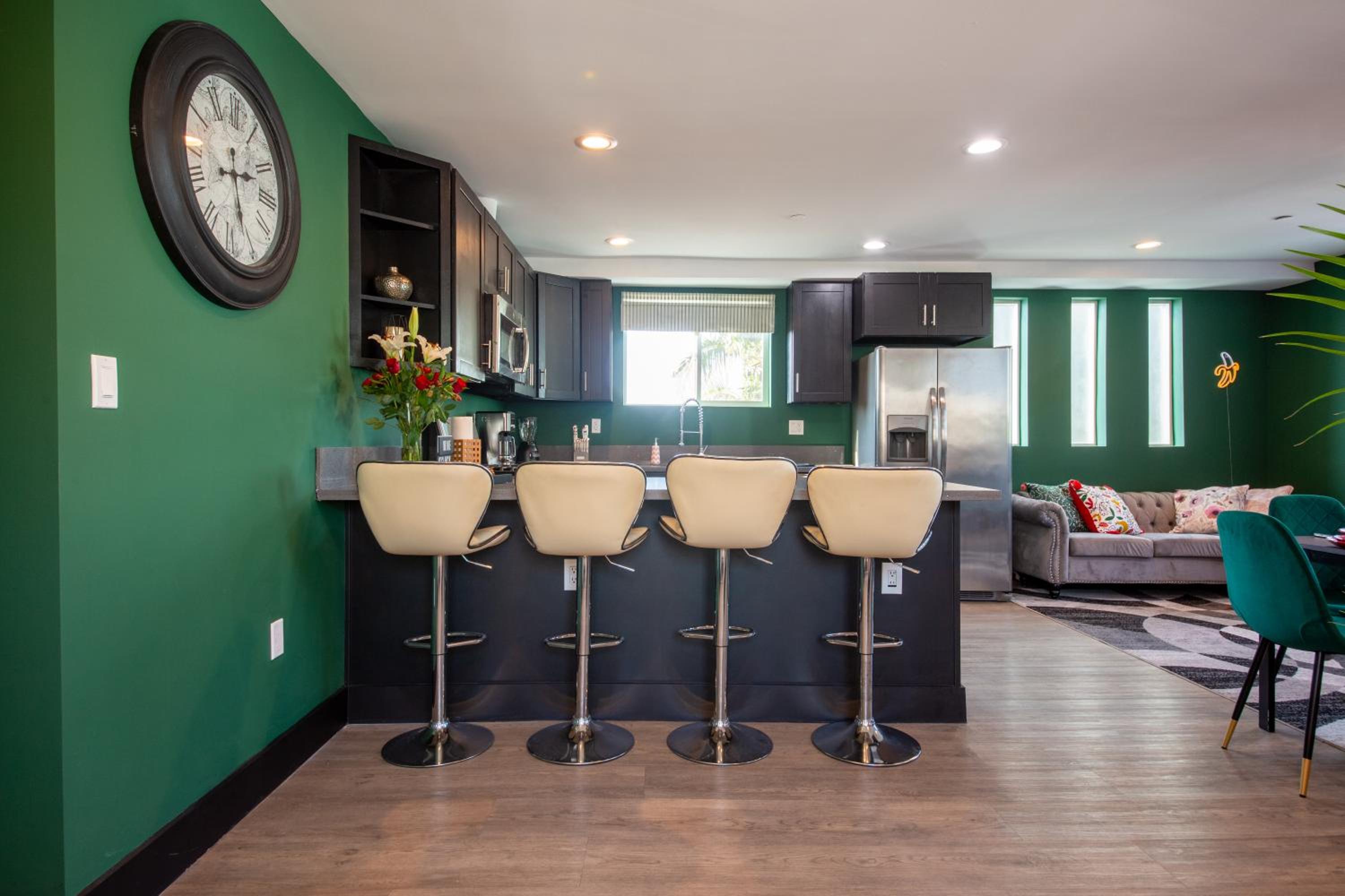 Spacious Luxury Villas in the heart of LA! Free parking and Jacuzzi
