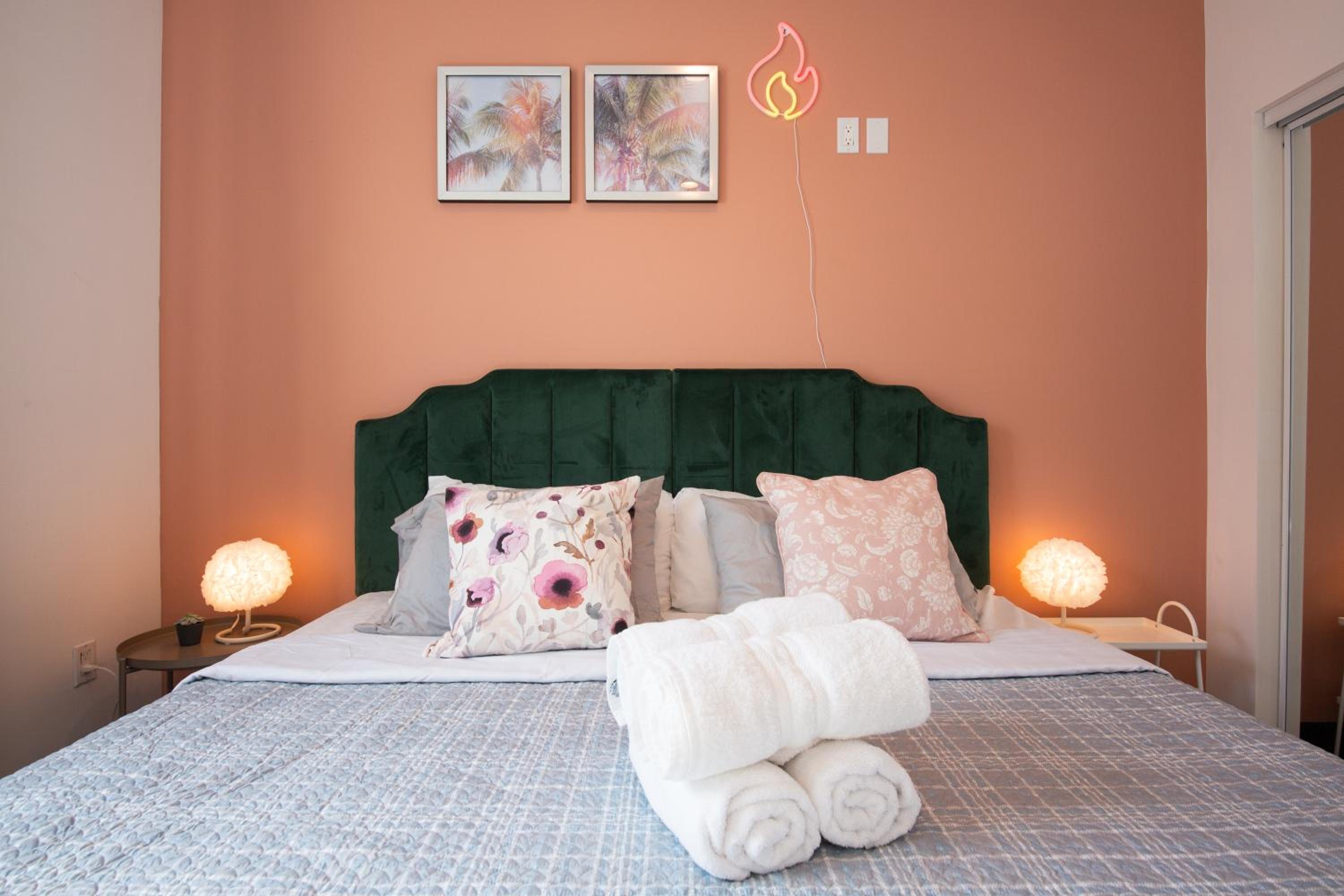Spacious Luxury Villas in the heart of LA! Free parking and Jacuzzi