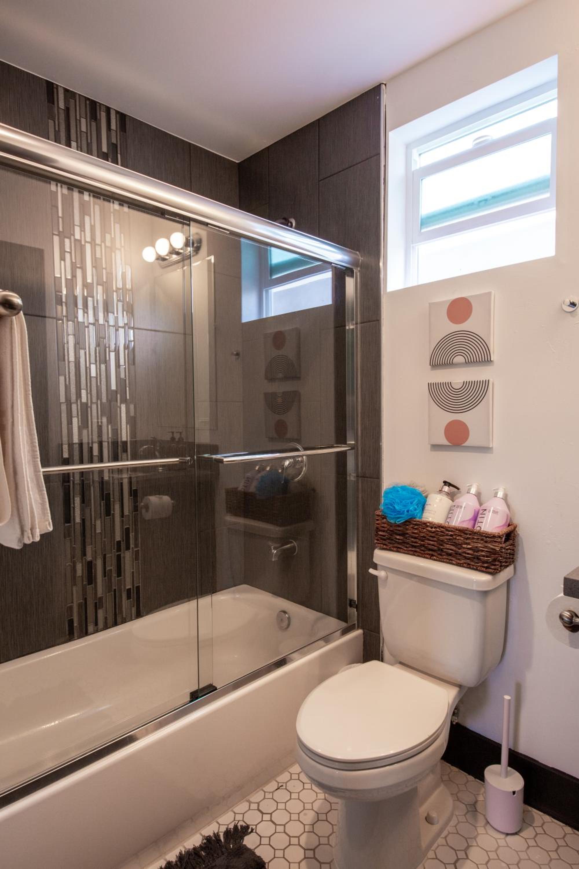 Spacious Luxury Villas in the heart of LA! Free parking and Jacuzzi