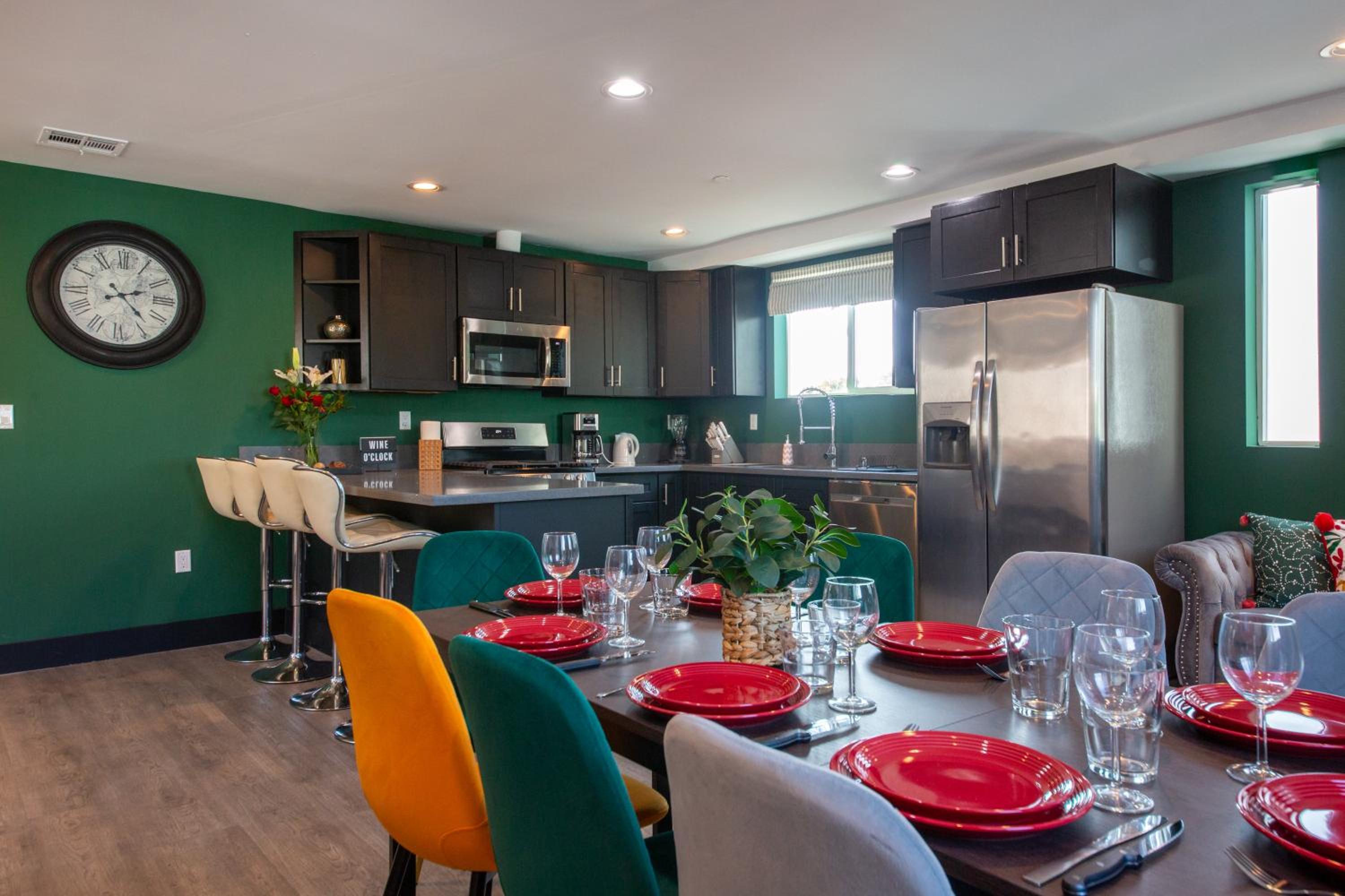 Spacious Luxury Villas in the heart of LA! Free parking and Jacuzzi