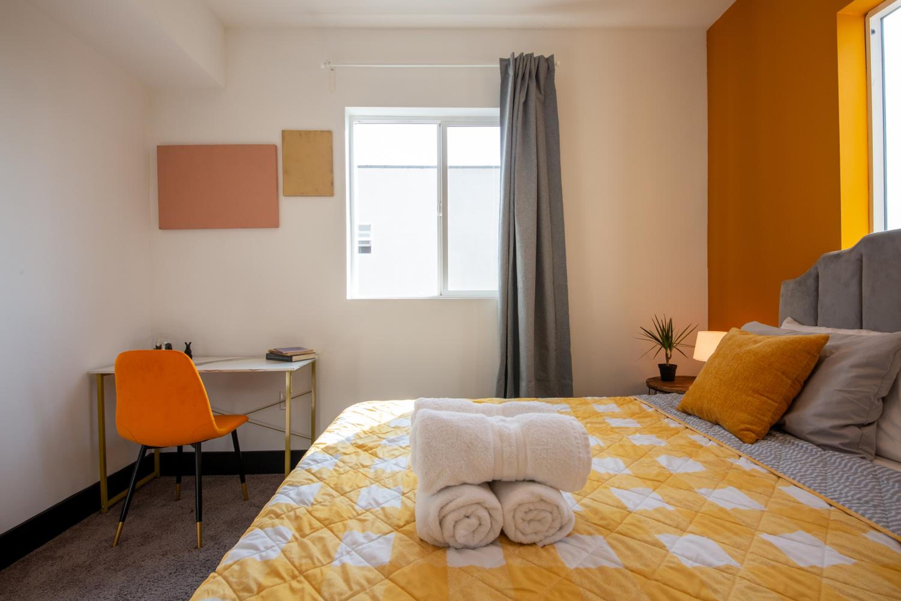 Spacious Luxury Villas in the heart of LA! Free parking and Jacuzzi