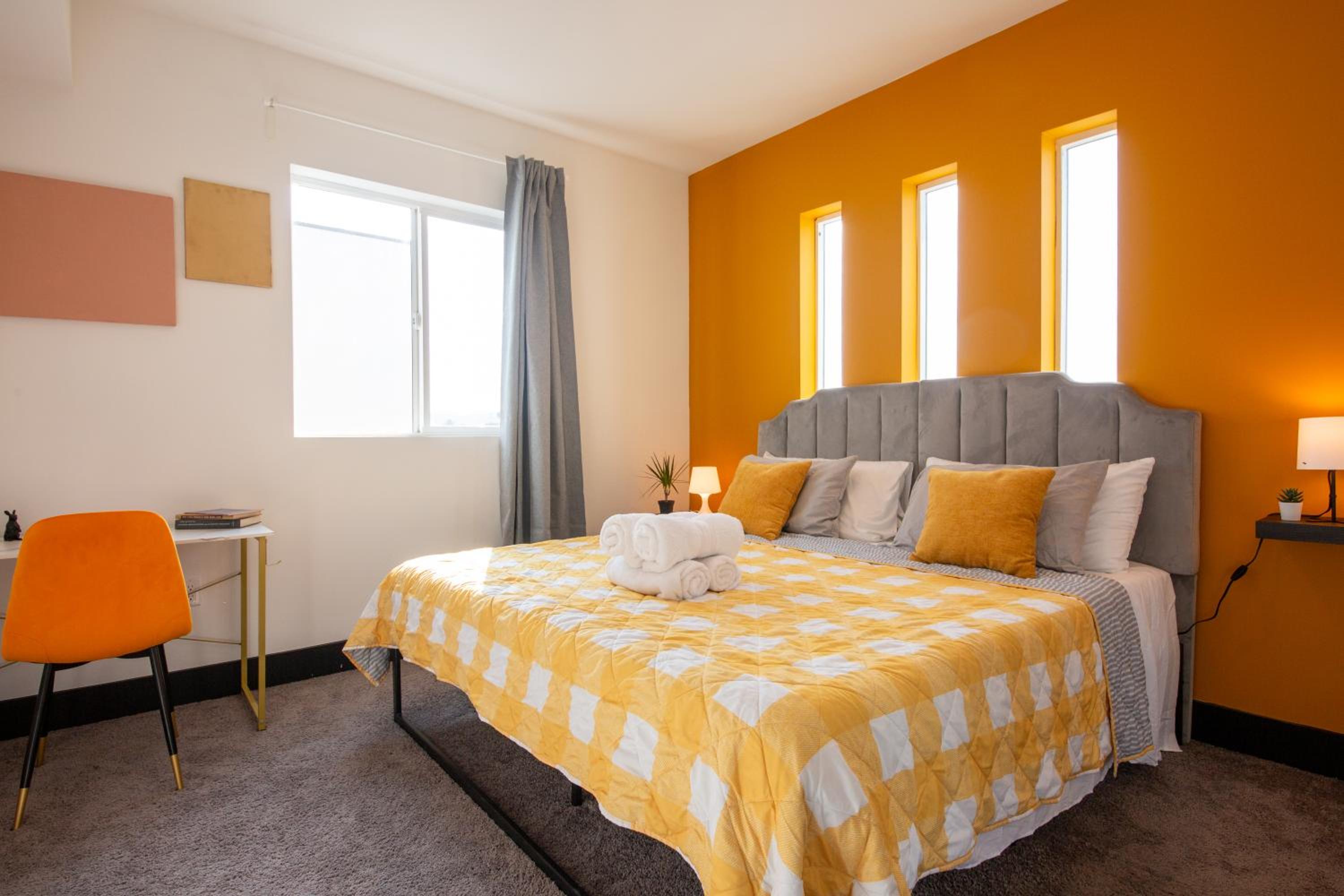 Spacious Luxury Villas in the heart of LA! Free parking and Jacuzzi