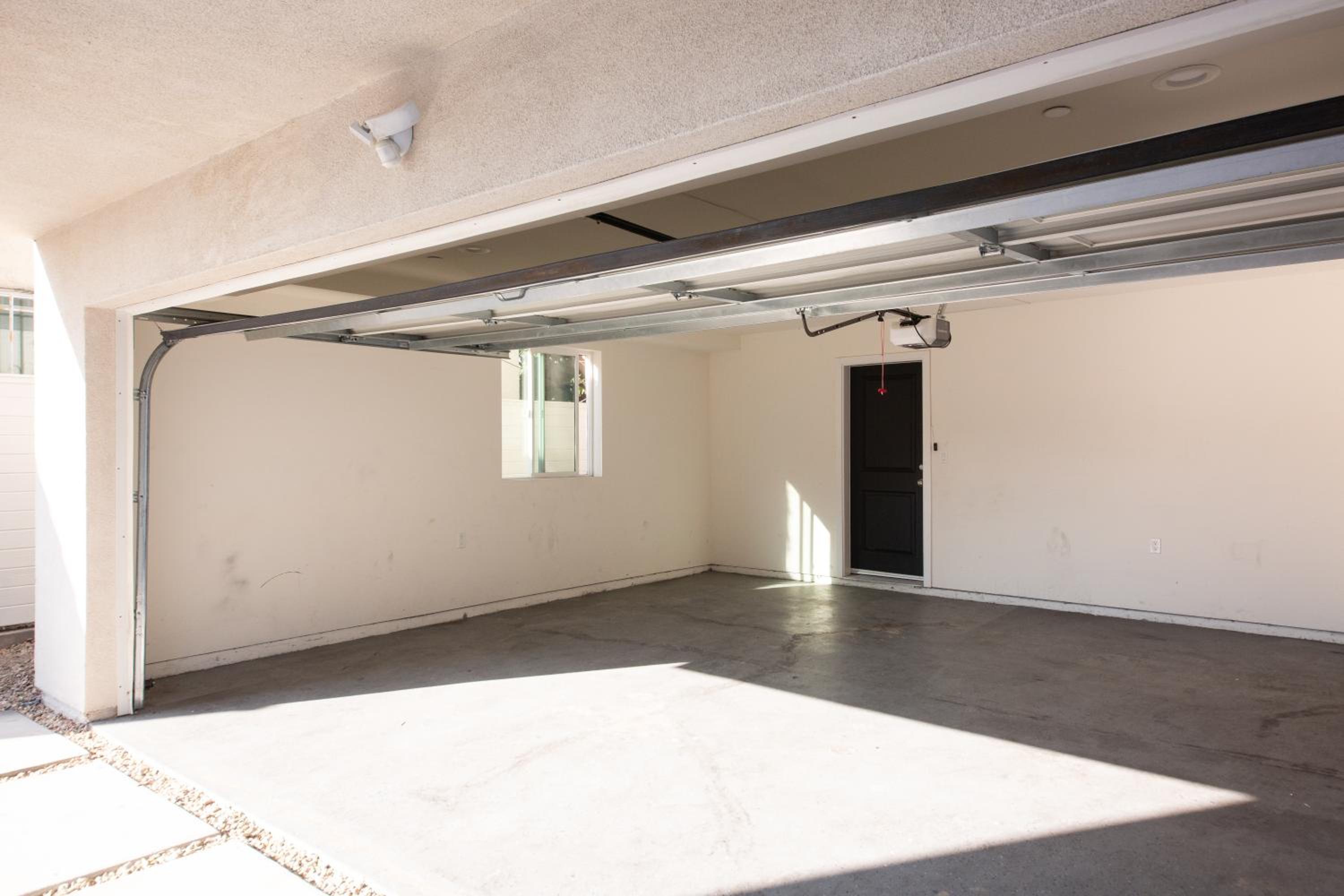 Spacious Luxury Villas in the heart of LA! Free parking and Jacuzzi