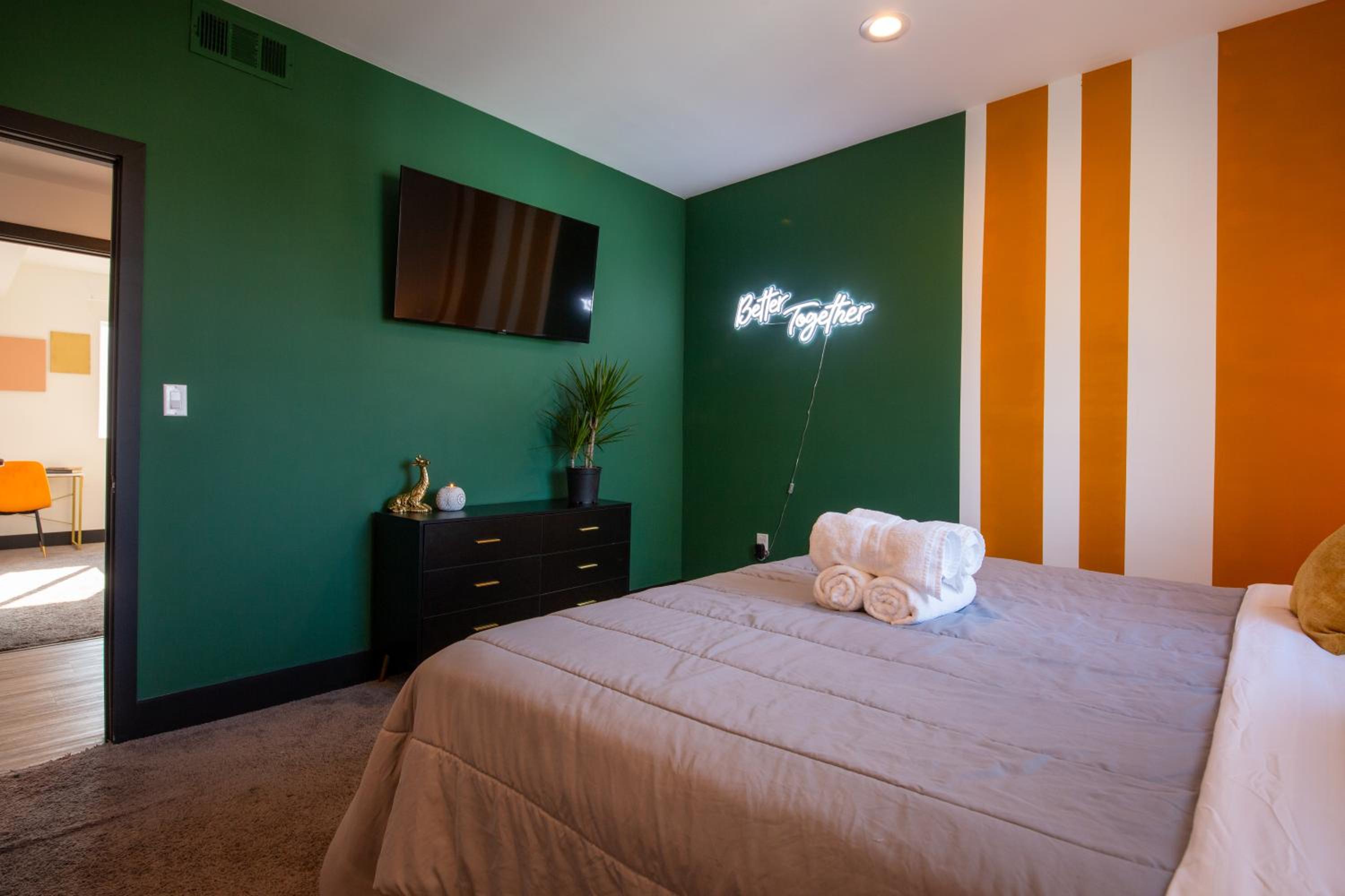 Spacious Luxury Villas in the heart of LA! Free parking and Jacuzzi