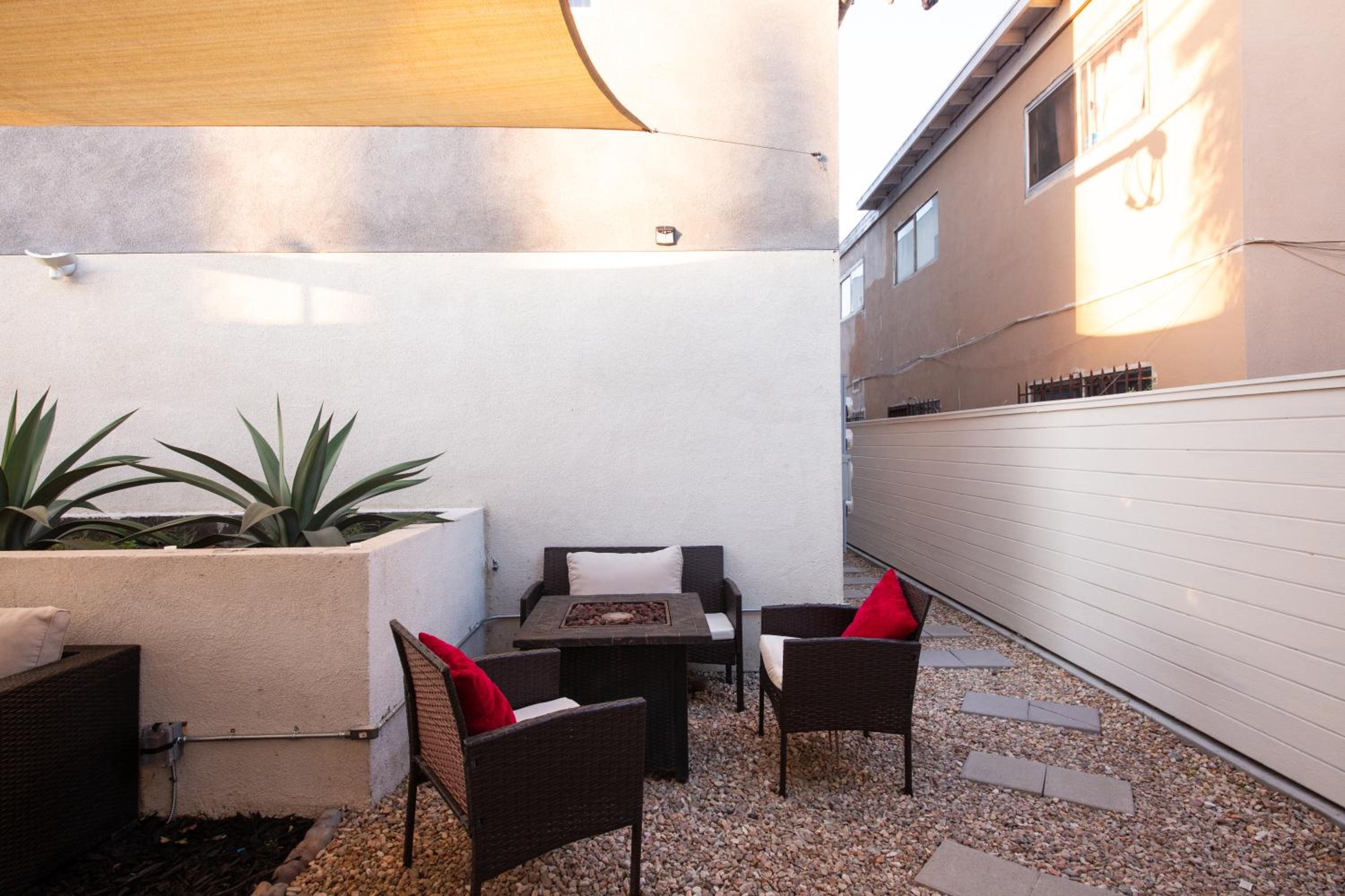 Spacious Luxury Villas in the heart of LA! Free parking and Jacuzzi