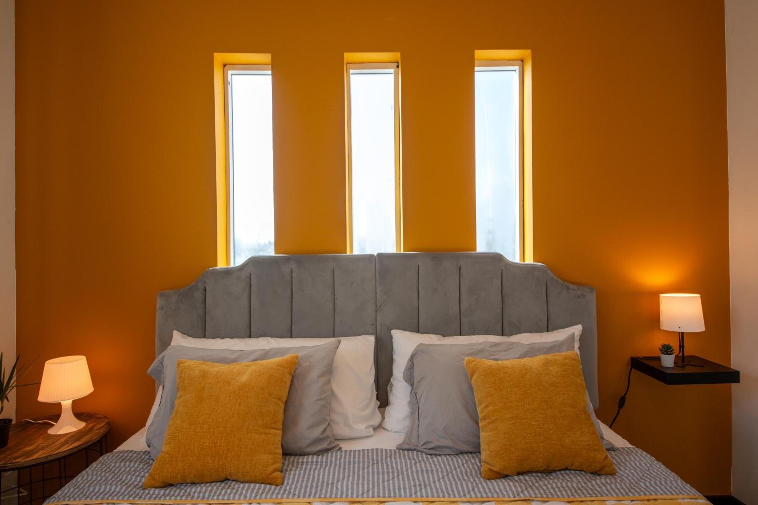 Spacious Luxury Villas in the heart of LA! Free parking and Jacuzzi