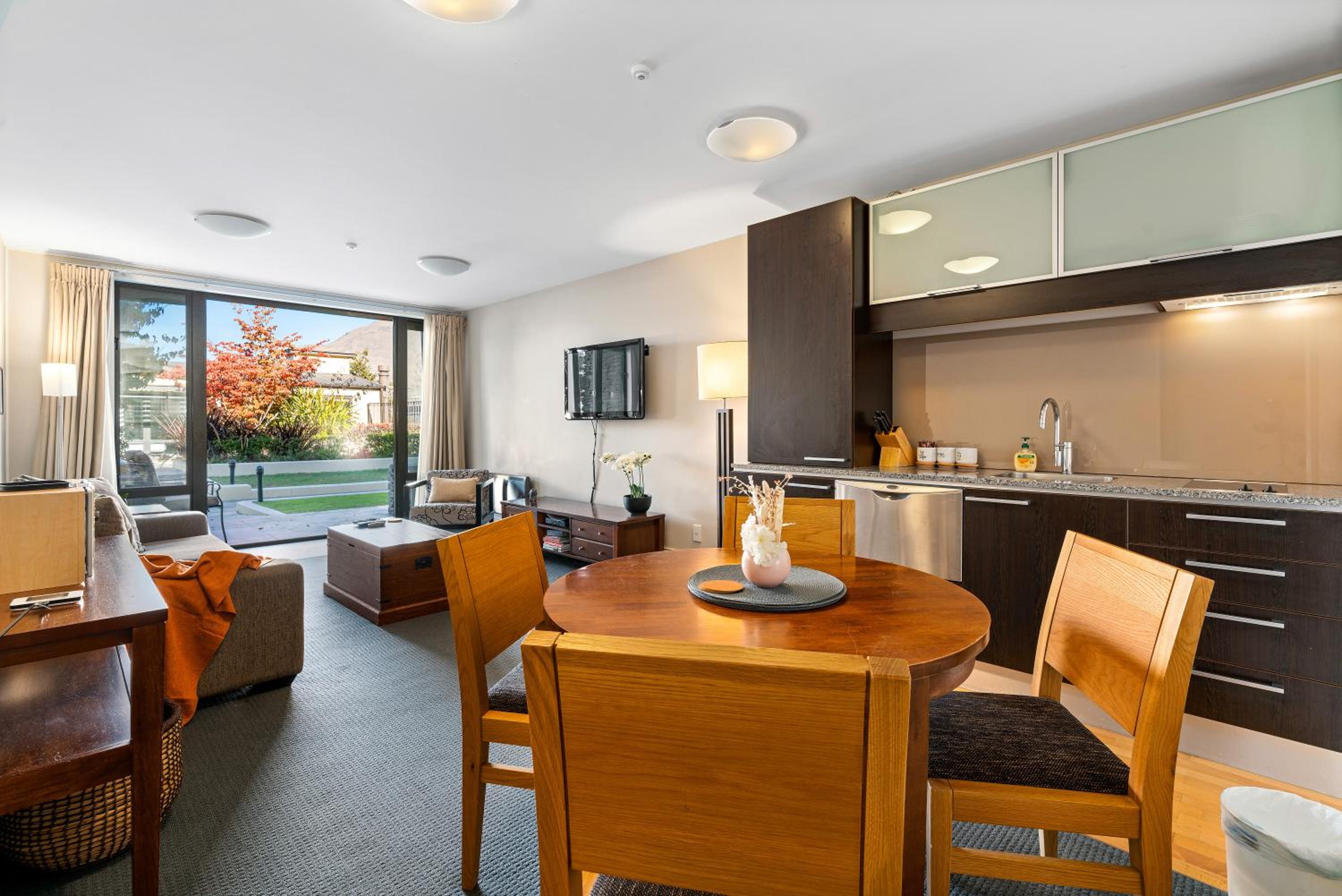 THE BEACON - 2 BEDROOM TOWN CENTER APARTMENT 614 view 4