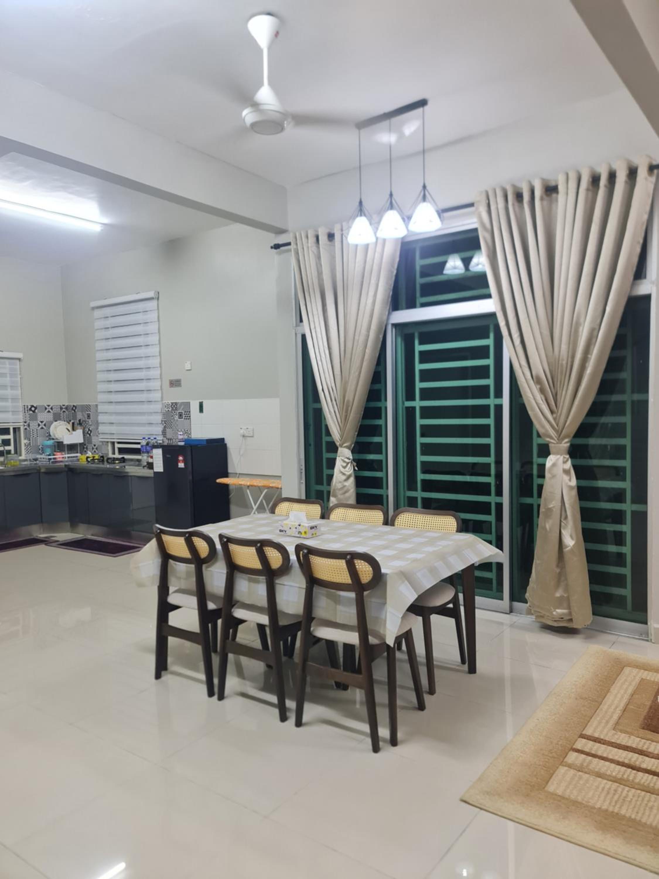 Homestay Qasrina Semi D 4 Bilik view 2