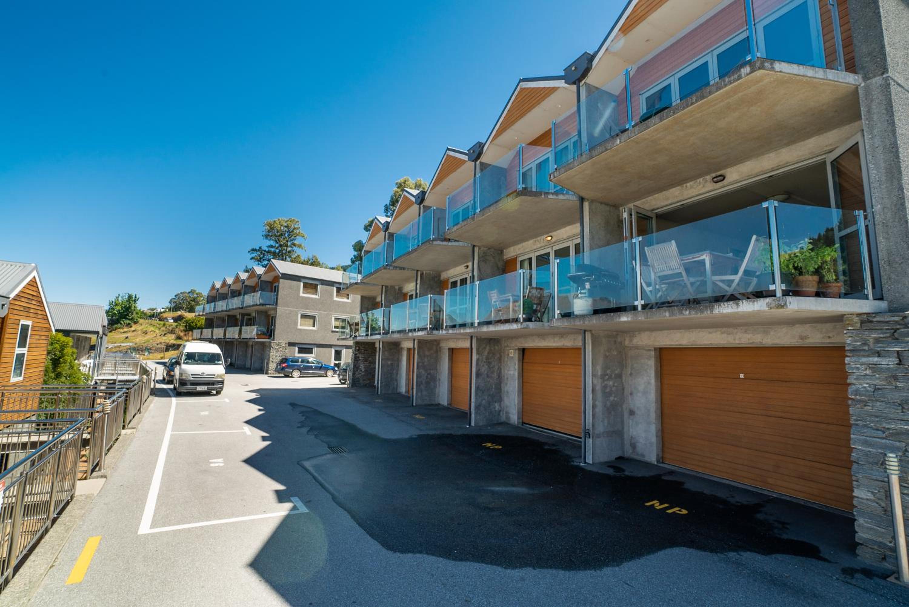 Lakeside Living - Modern 2-Bedroom Apartment view 3