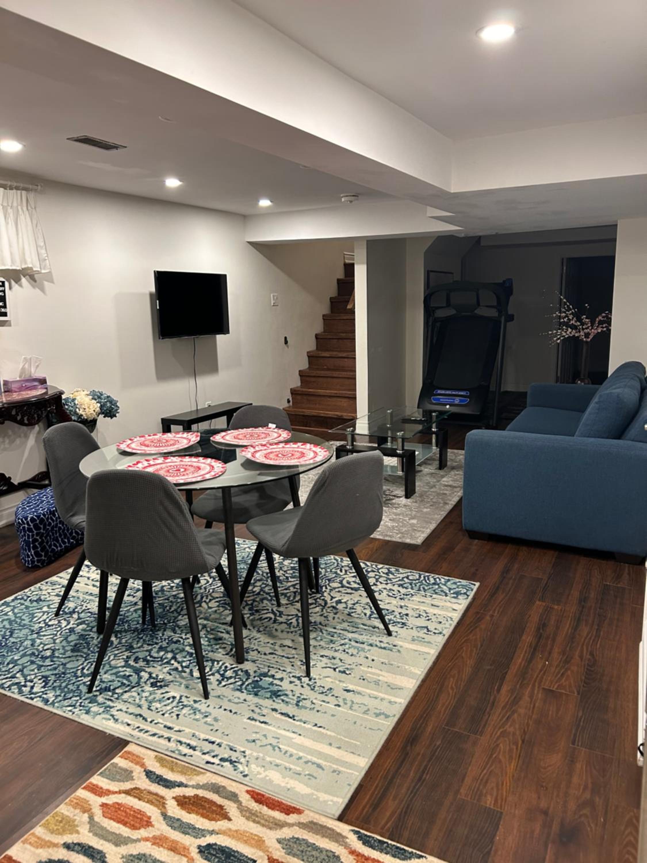 Beautiful Lower level 2 bedroom aprt