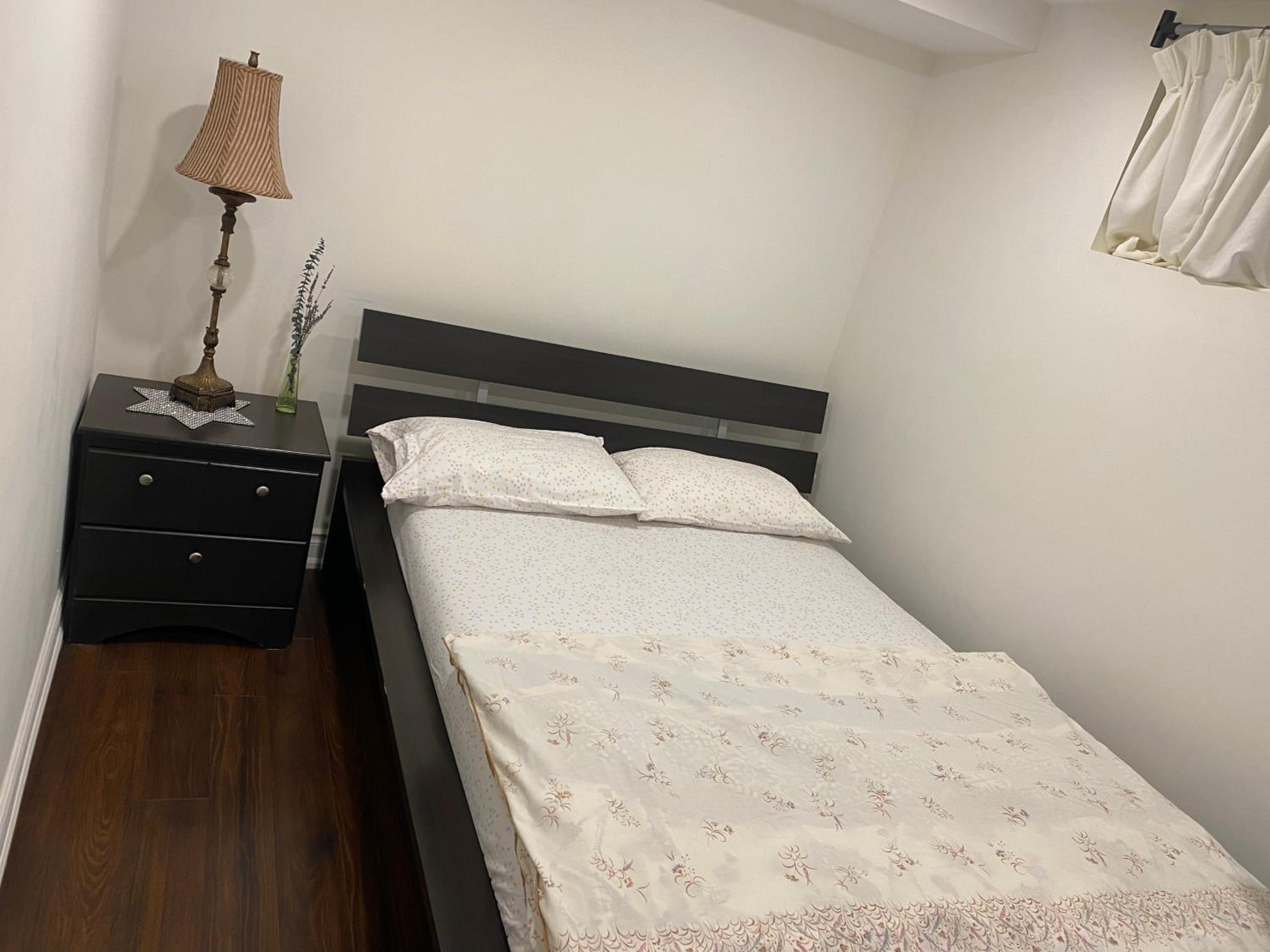 Beautiful Lower level 2 bedroom aprt