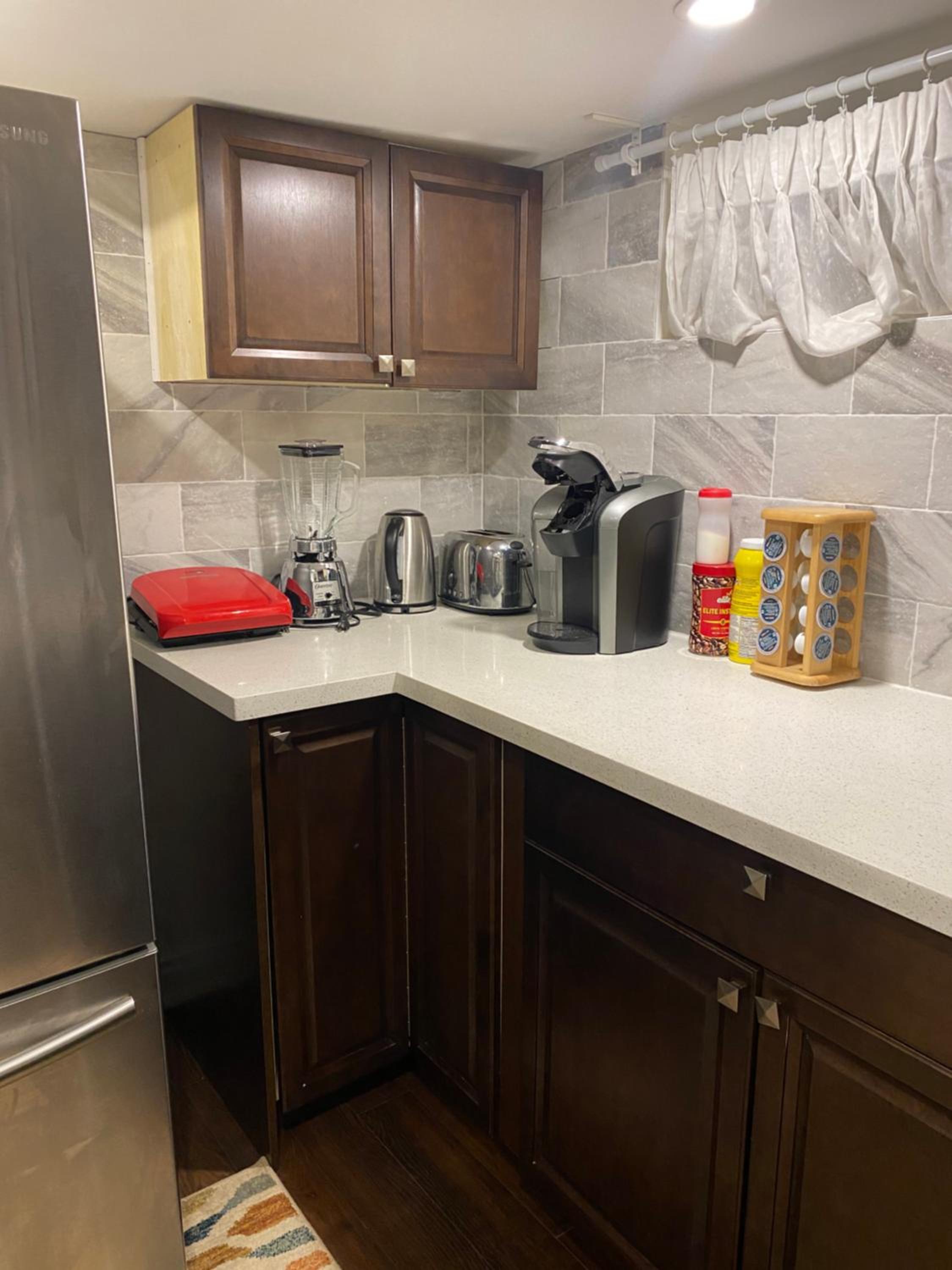 Beautiful Lower level 2 bedroom aprt