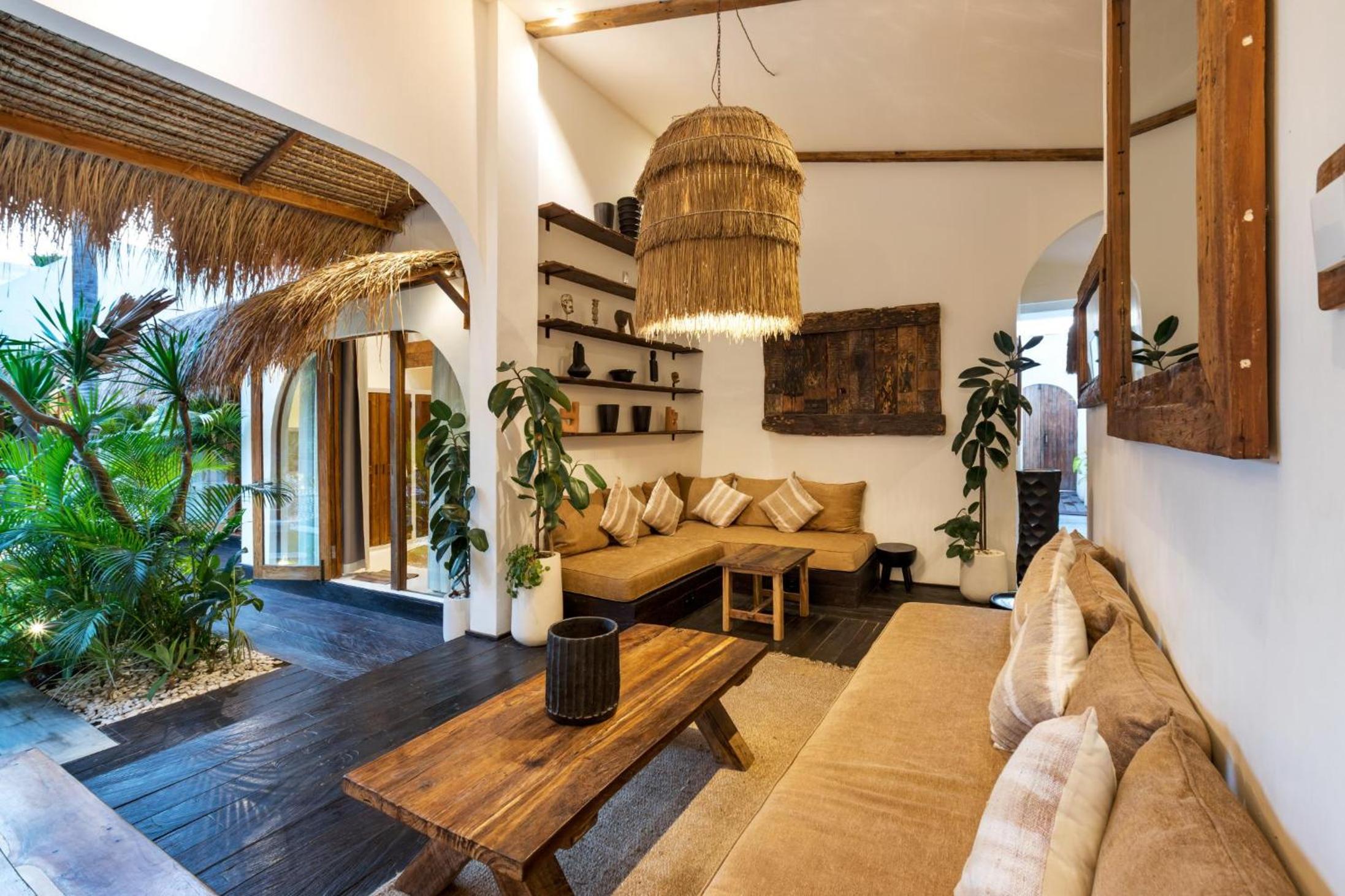 Villa Micasa - Tropical Oasis 4BR Villa with Private Pool, Perfect for Big Groups, 12 Minutes to the Beach