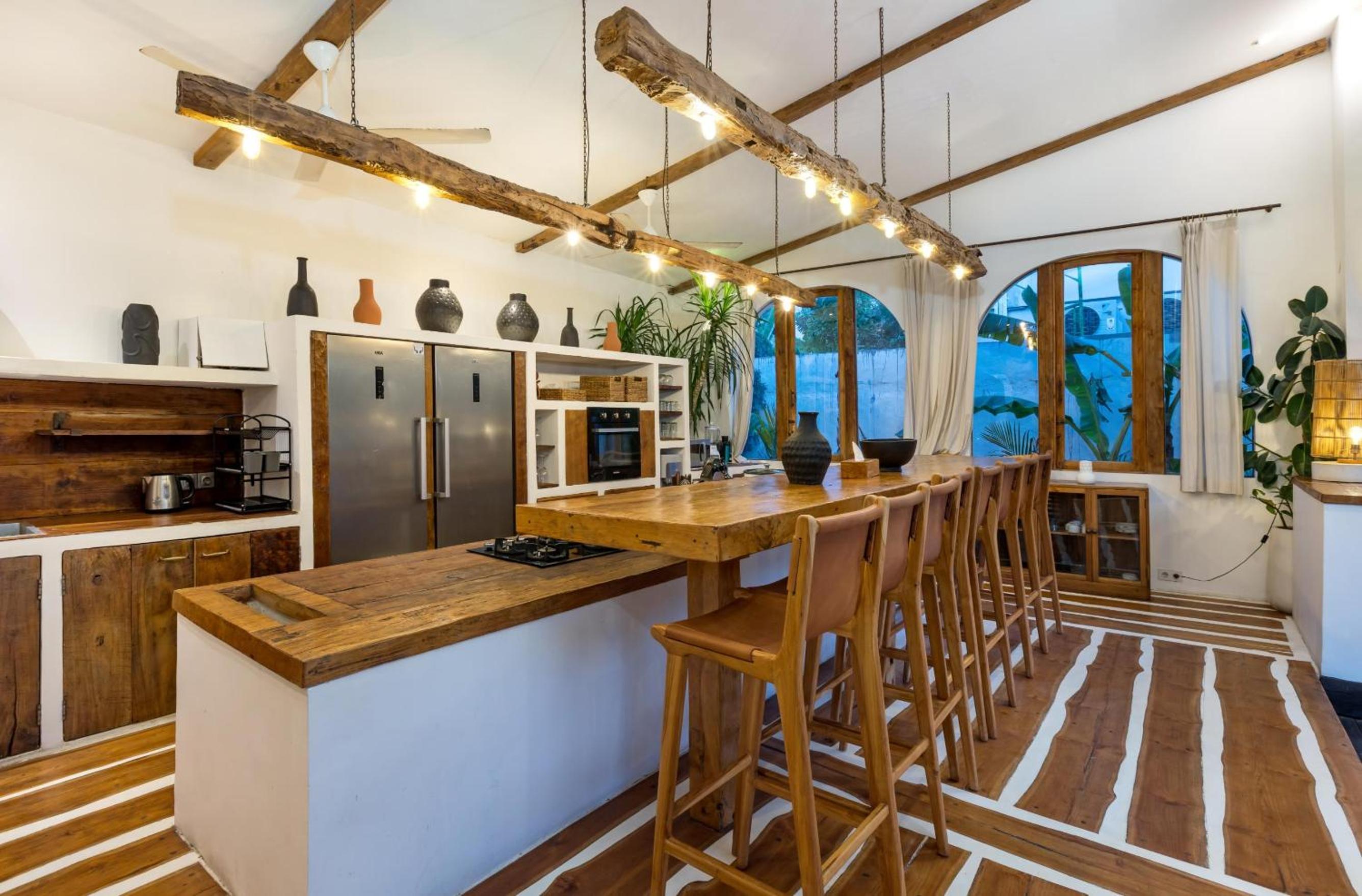 Villa Micasa - Tropical Oasis 4BR Villa with Private Pool, Perfect for Big Groups, 12 Minutes to the Beach