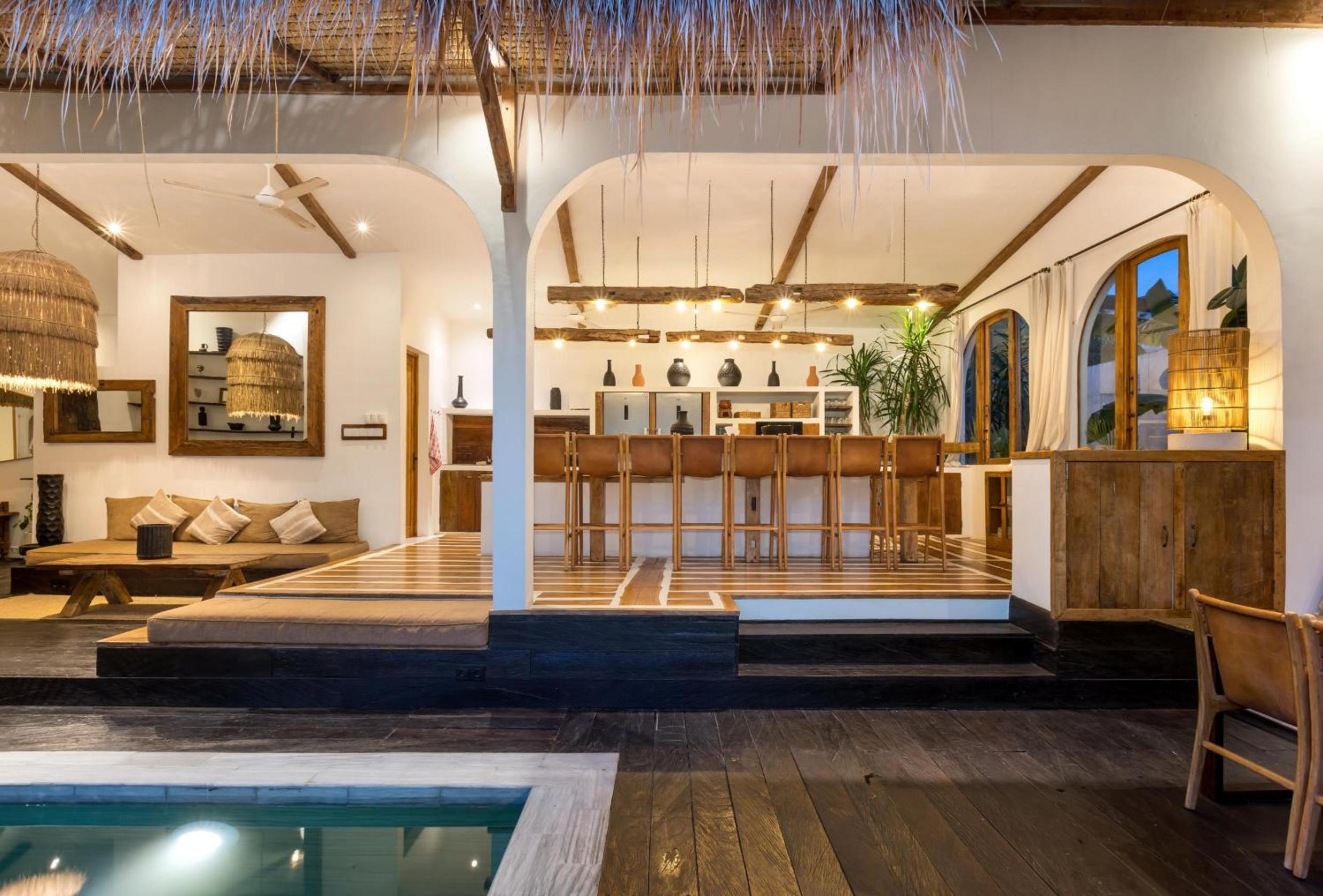 Villa Micasa - Tropical Oasis 4BR Villa with Private Pool, Perfect for Big Groups, 12 Minutes to the Beach