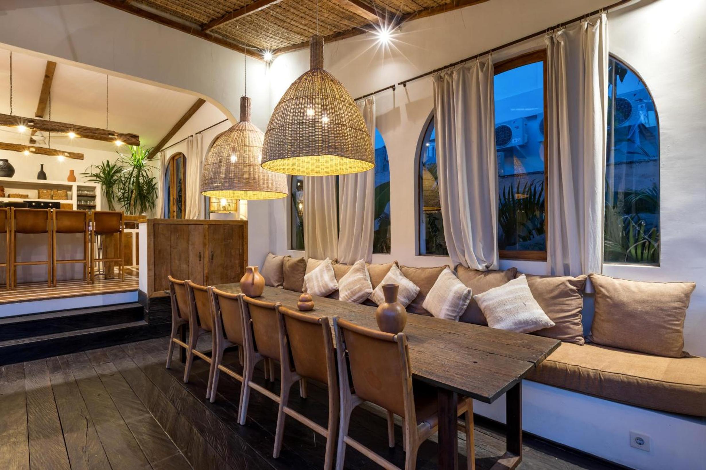 Villa Micasa - Tropical Oasis 4BR Villa with Private Pool, Perfect for Big Groups, 12 Minutes to the Beach