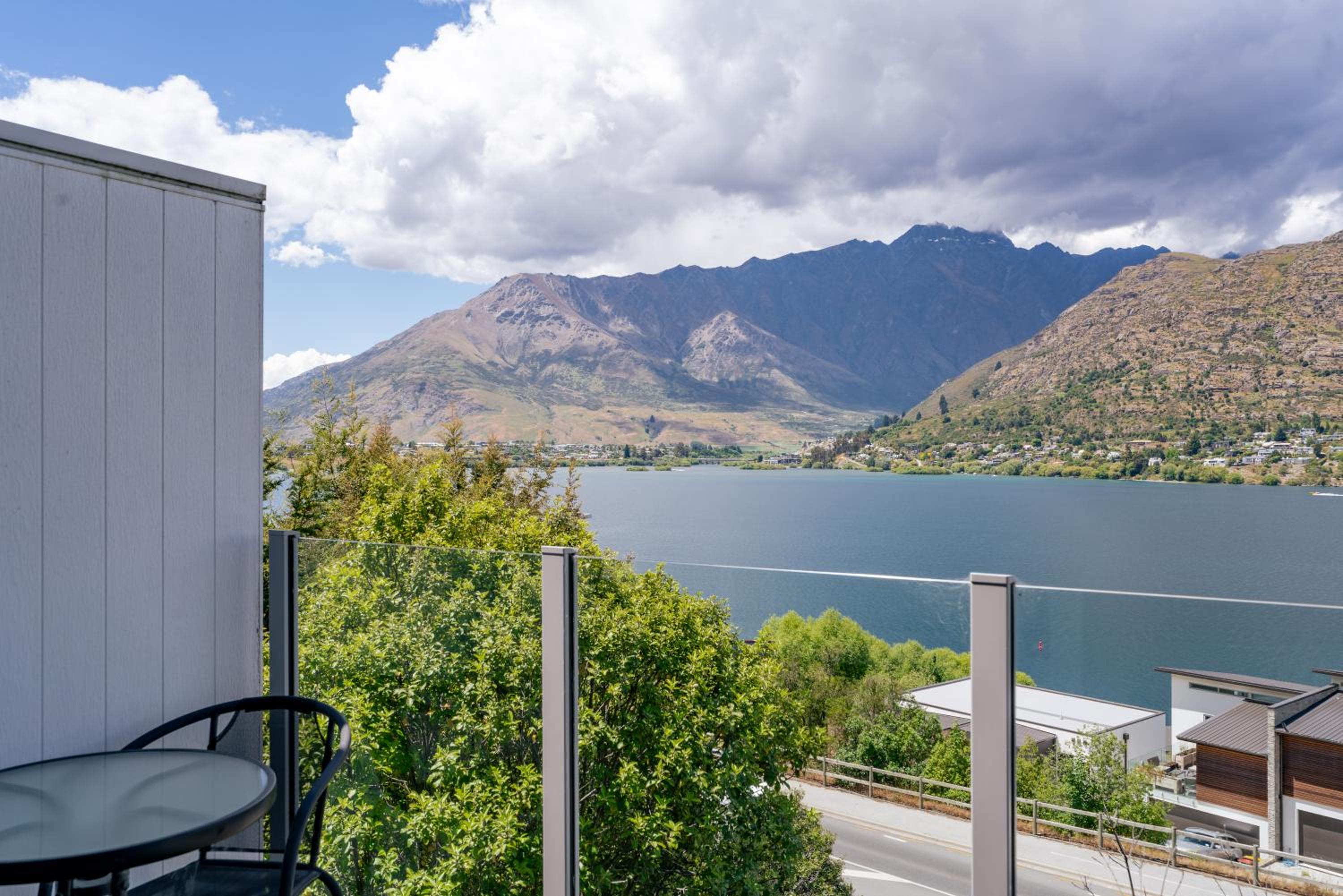 Lake View Greenstone Apartment ONE view 3